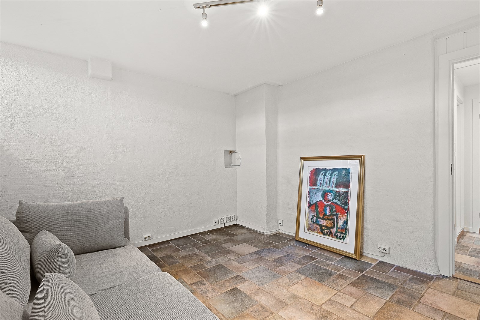 Innredet kjellerrom med god plass til sofa.
Ikke godkjent for varig opphold. Galleribilde