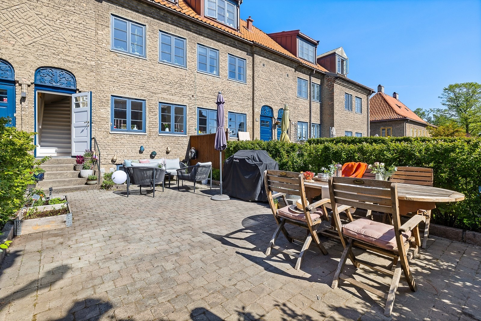 Her er det god plass til sittegruppe, grill og annet hagemøblement. Galleribilde