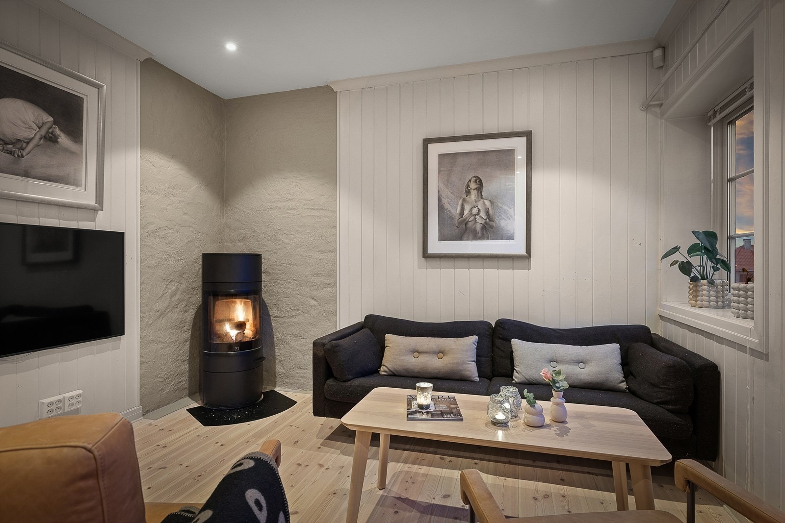 Moderne peisovn som gir både varme og hygge. Gulvene er nyslipte. Galleribilde