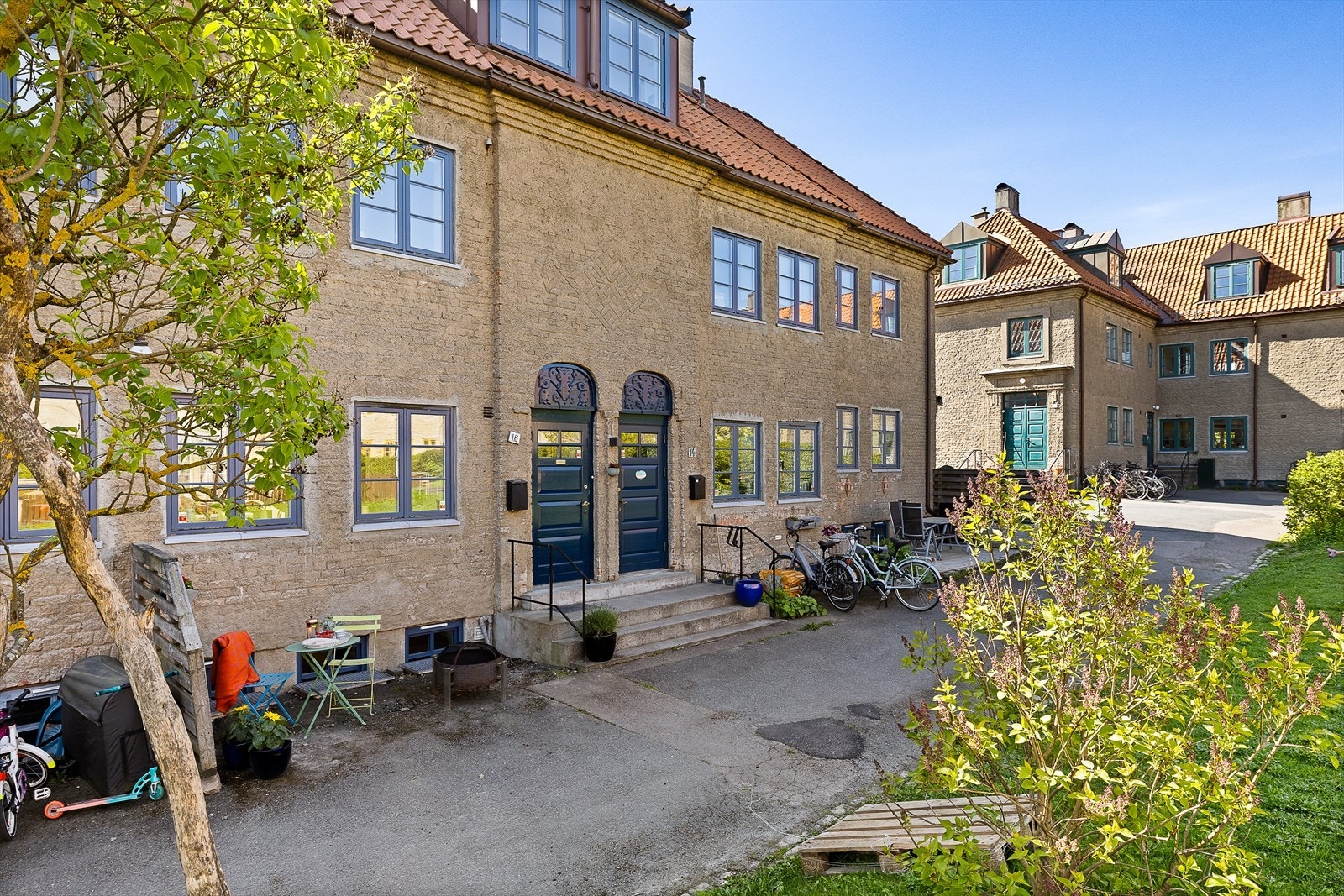 teplassen på forsiden har plass til en hyggelig sittegruppe og beplanting. Her står møblene på borettsalges fellesareal. Galleribilde
