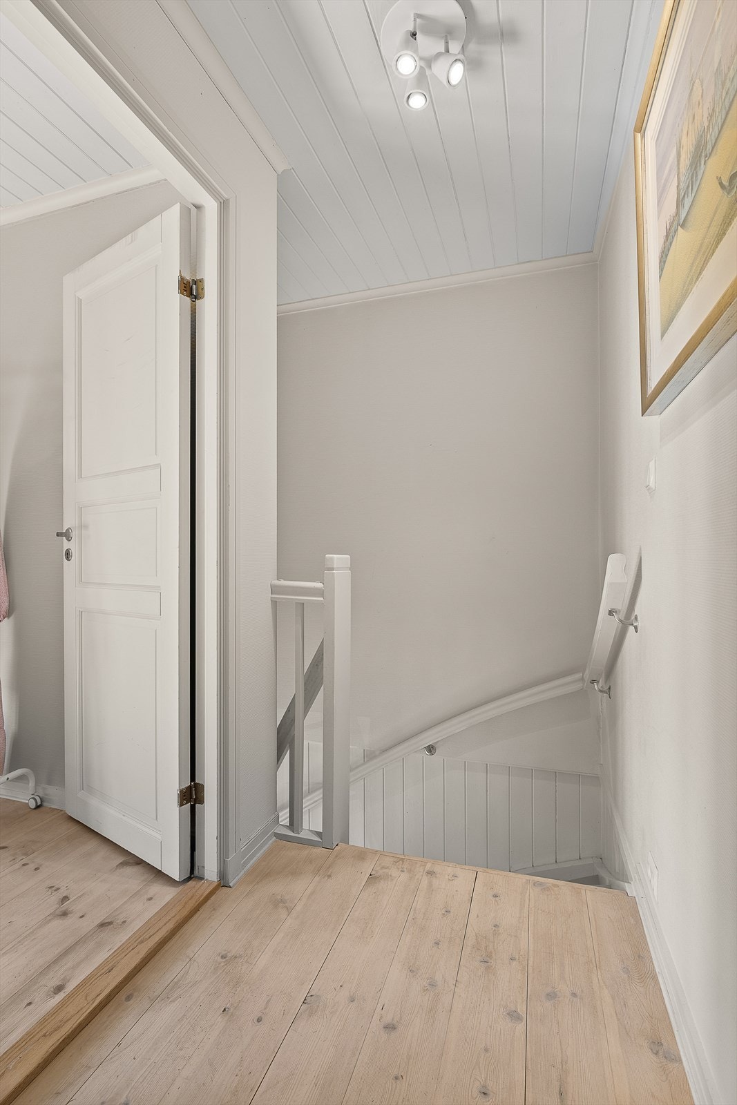 Lysmalte flater og tregulv setter sitt preg på loftet. Galleribilde