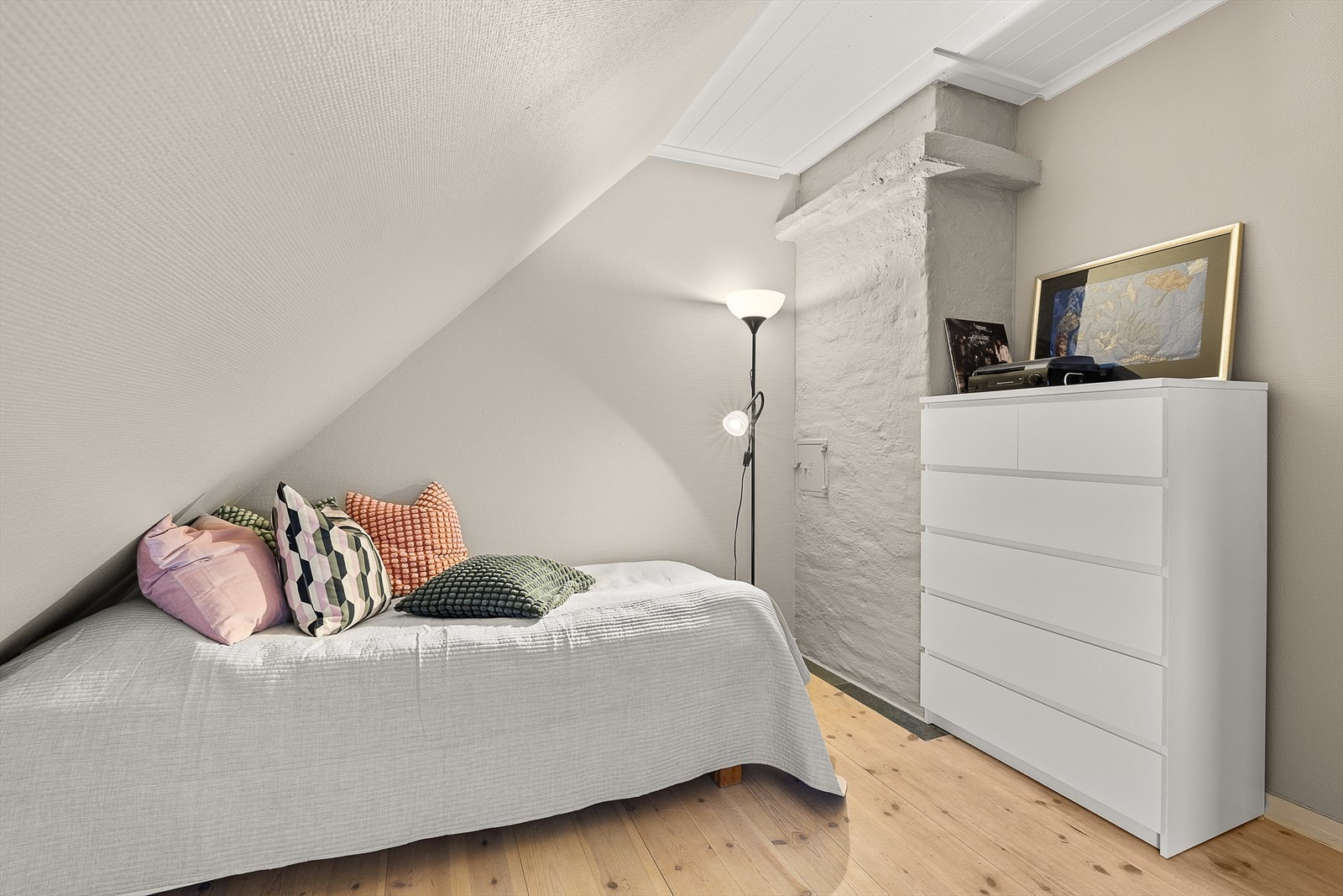 Innredet med seng og kommode. Galleribilde