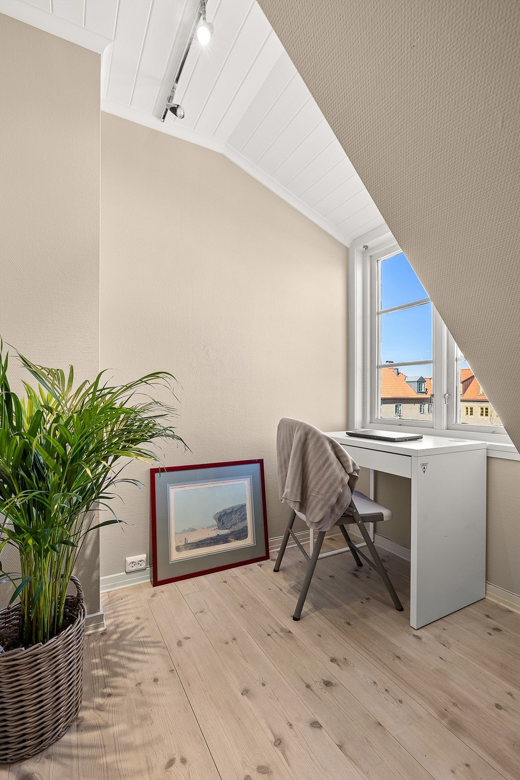 Innredet loftsrom med plass til pult.
Ikke godkjent for varig opphold. Galleribilde