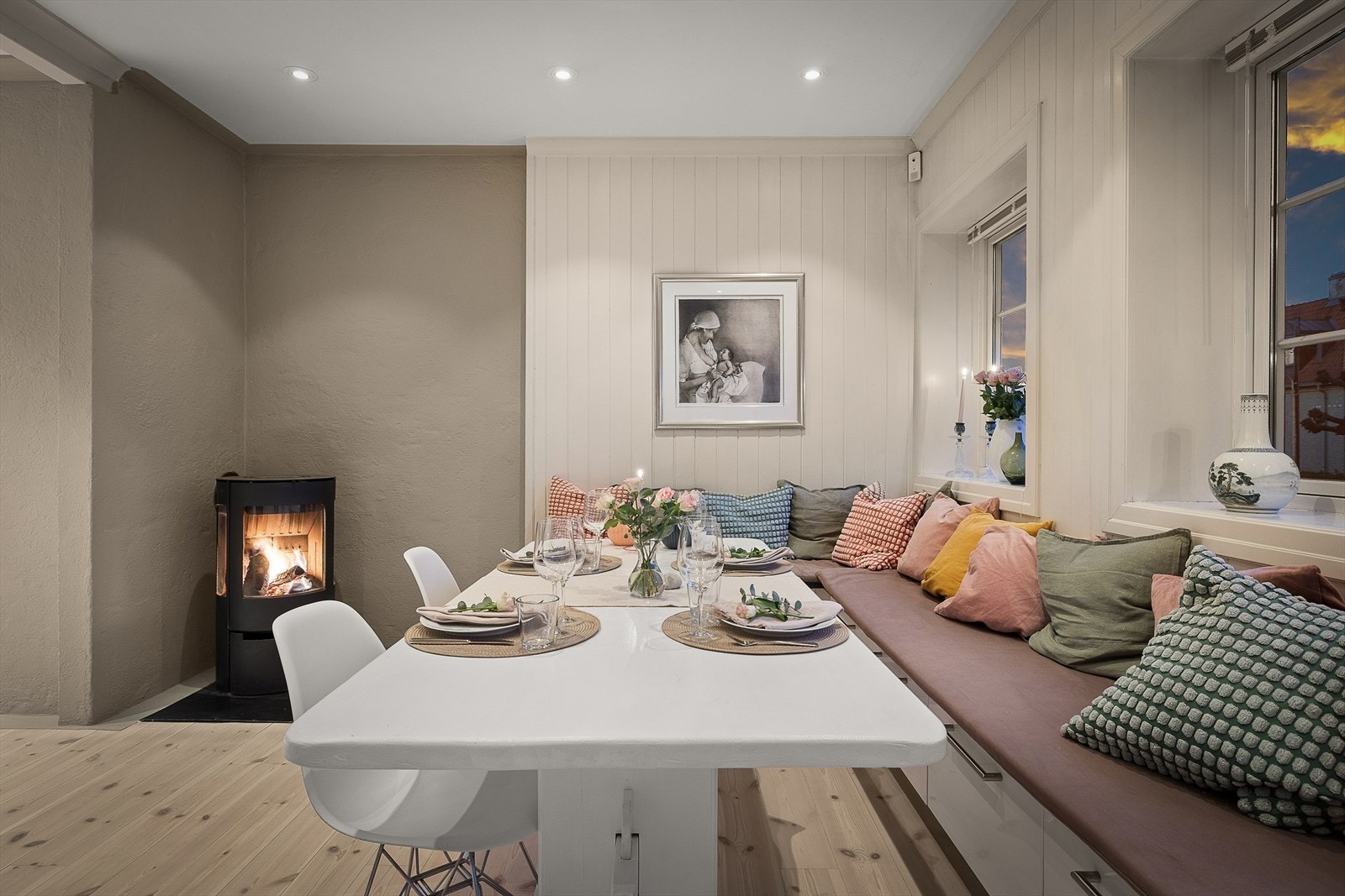 Plass til stort spisebord - perfekt for sosiale stunder forran peisovnen. Galleribilde