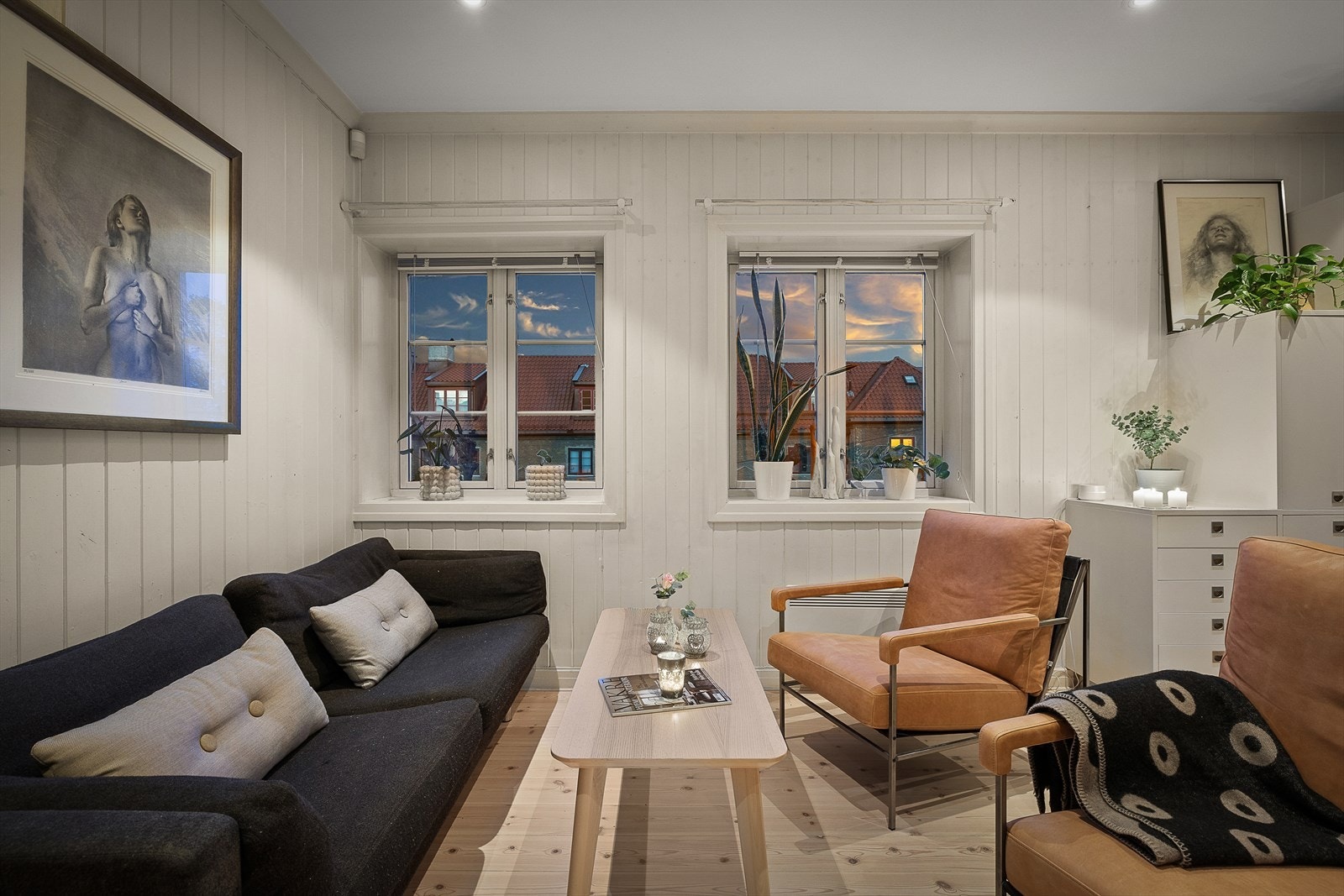 Kveldsstemning i tv-stuen. Galleribilde