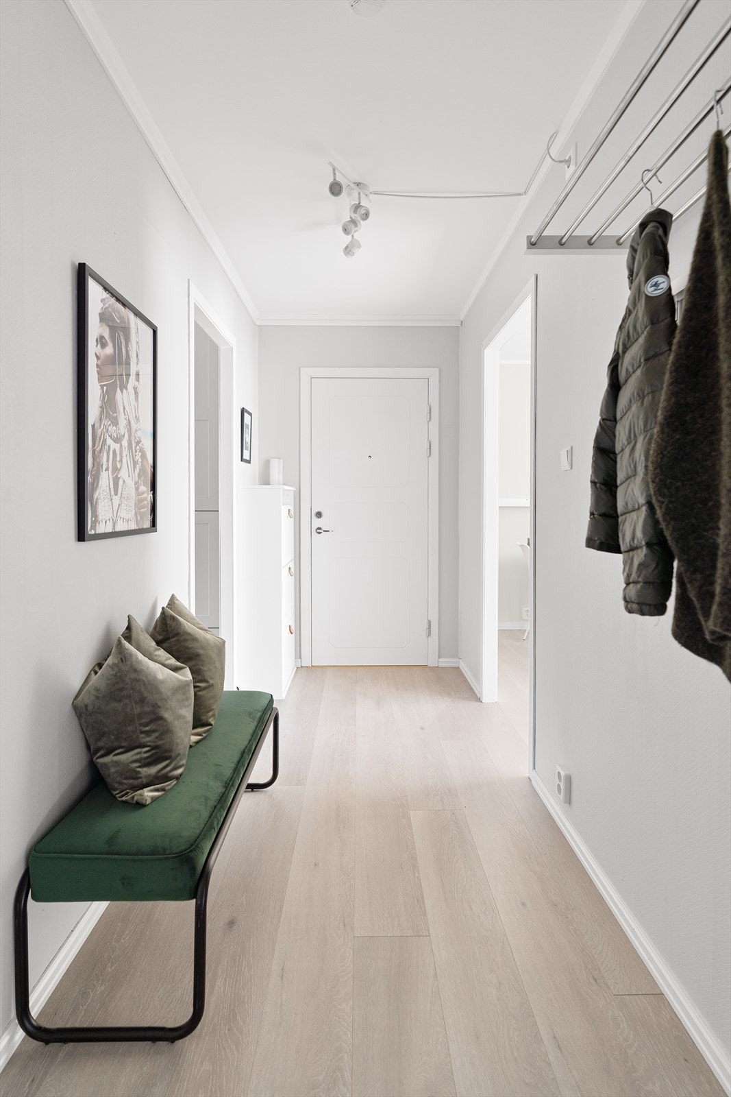 Velkommen skal du være. Håper vi sees på visning, husk påmelding! Galleribilde