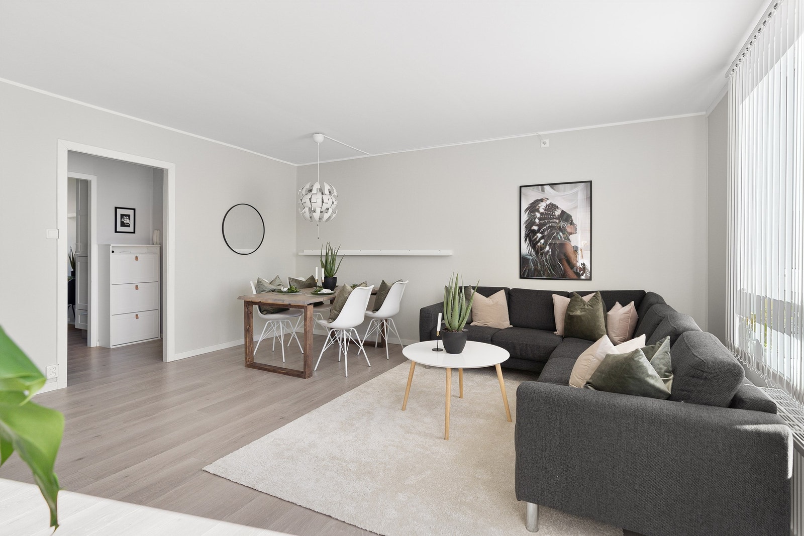 Leiligheten tilbyr en praktisk planløsning med meget romslig stue, kjøkken, 2 gode soverom og bad + 3 eksterne boder! Galleribilde