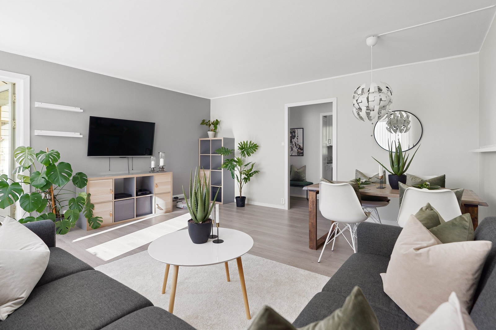 Romslig stue med god plass til en stor sofakrok, spisebord samt diverse møblement Galleribilde