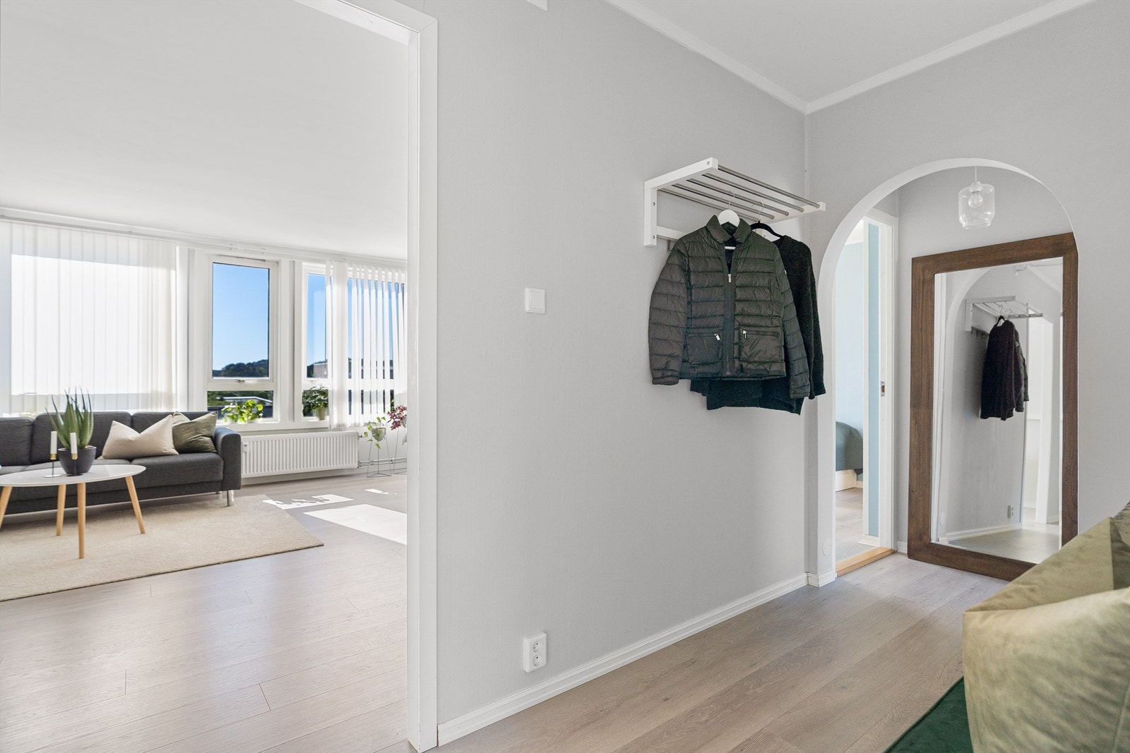 Det første som møter deg over dørstokken er en innbydende gang med lyse toner og plass til å henge fra seg yttertøy Galleribilde