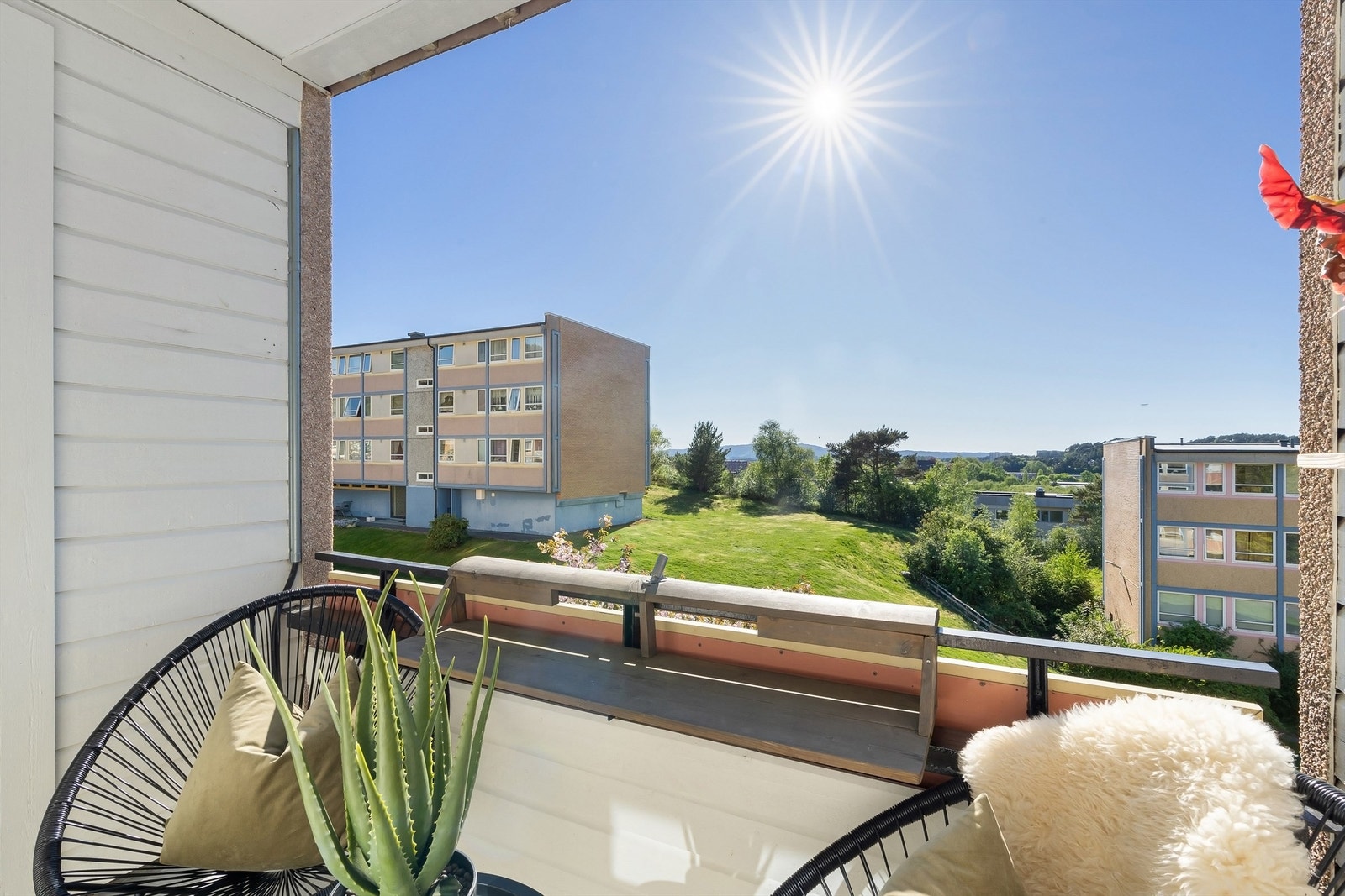 En pen leilighet med en meget god beliggenhet i borettslaget. Her får man sol fra tidlig ettermiddag og helt til solen går ned ca. kl 22:30 sommerstid Galleribilde