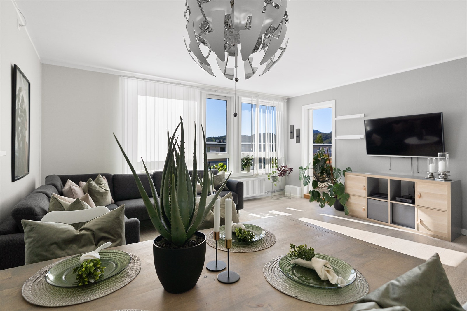Veldig fin leilighet med potensiale for egen kreativ møblering og dekorering. Lyse, 1-stavs laminatgulv samt fine veggflater gir leiligheten et moderne preg Galleribilde