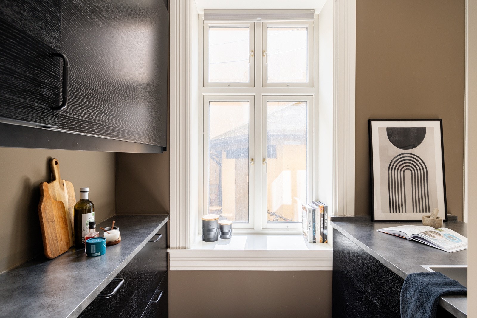 Mørke glatte fronter, laminat benkeplate. Galleribilde