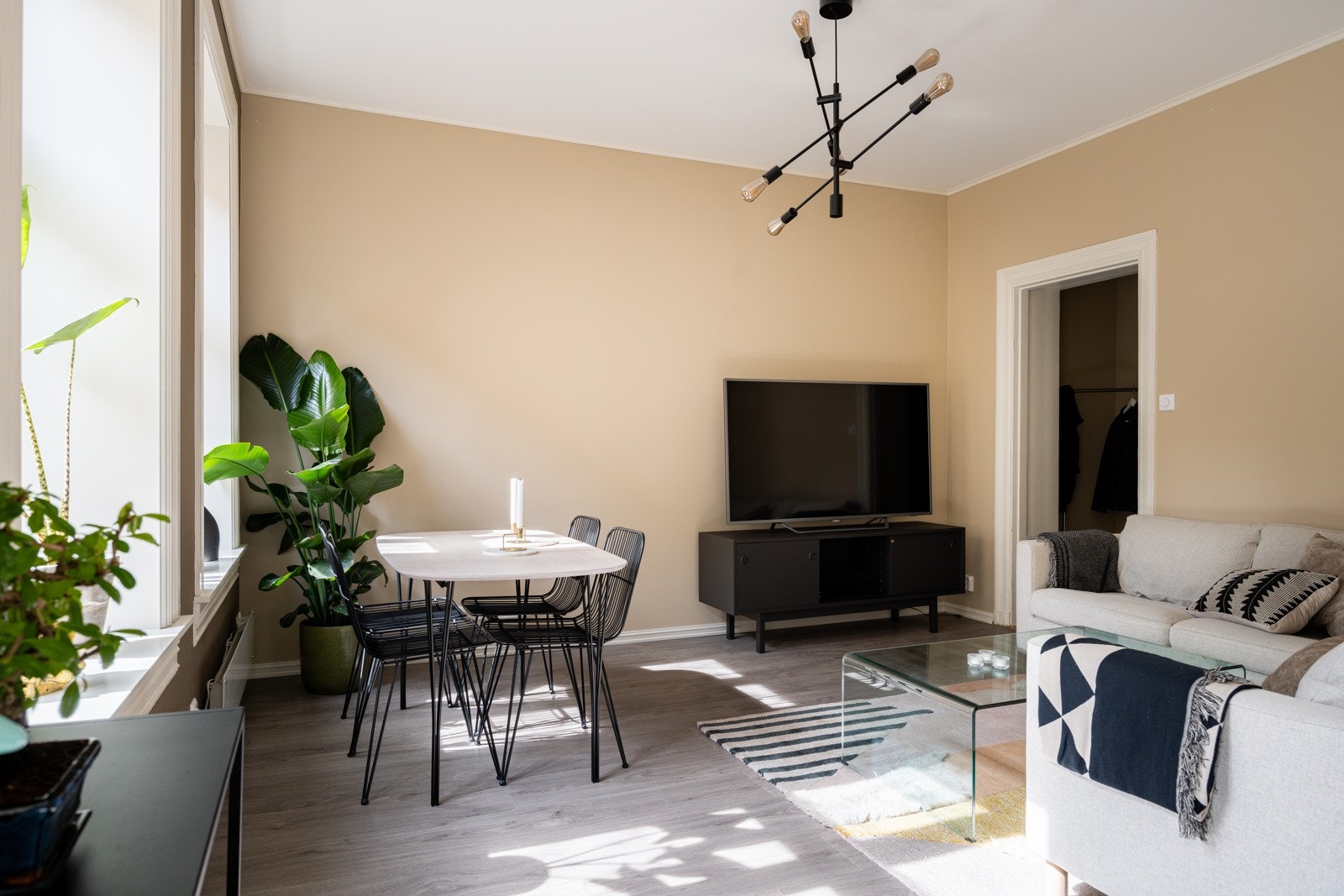 Stue med god plass til både sofa og spisestue. Galleribilde