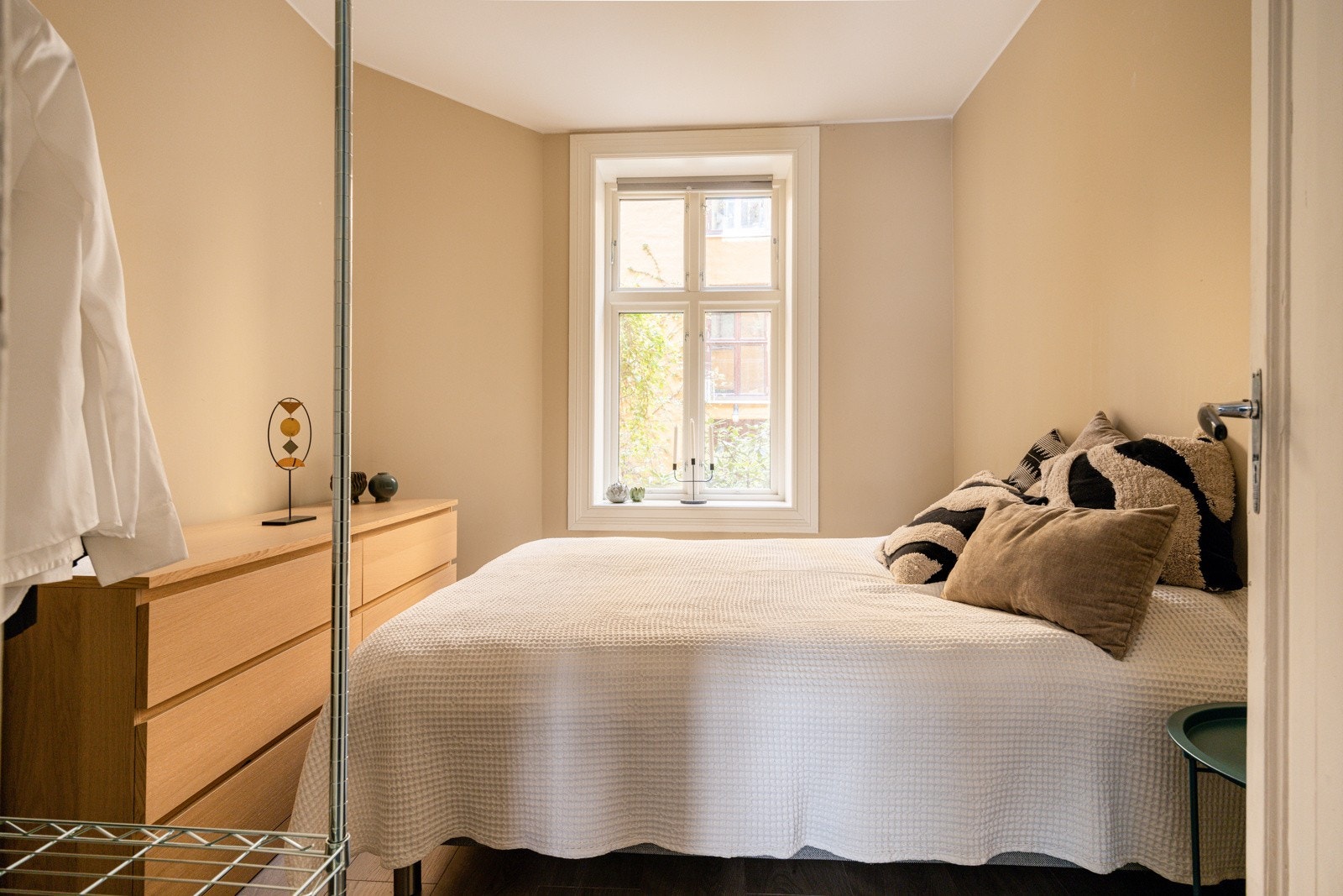 Soverommet er av god størrelse med plass til dobbeltseng, nattbord, garderobe og kommode. Galleribilde