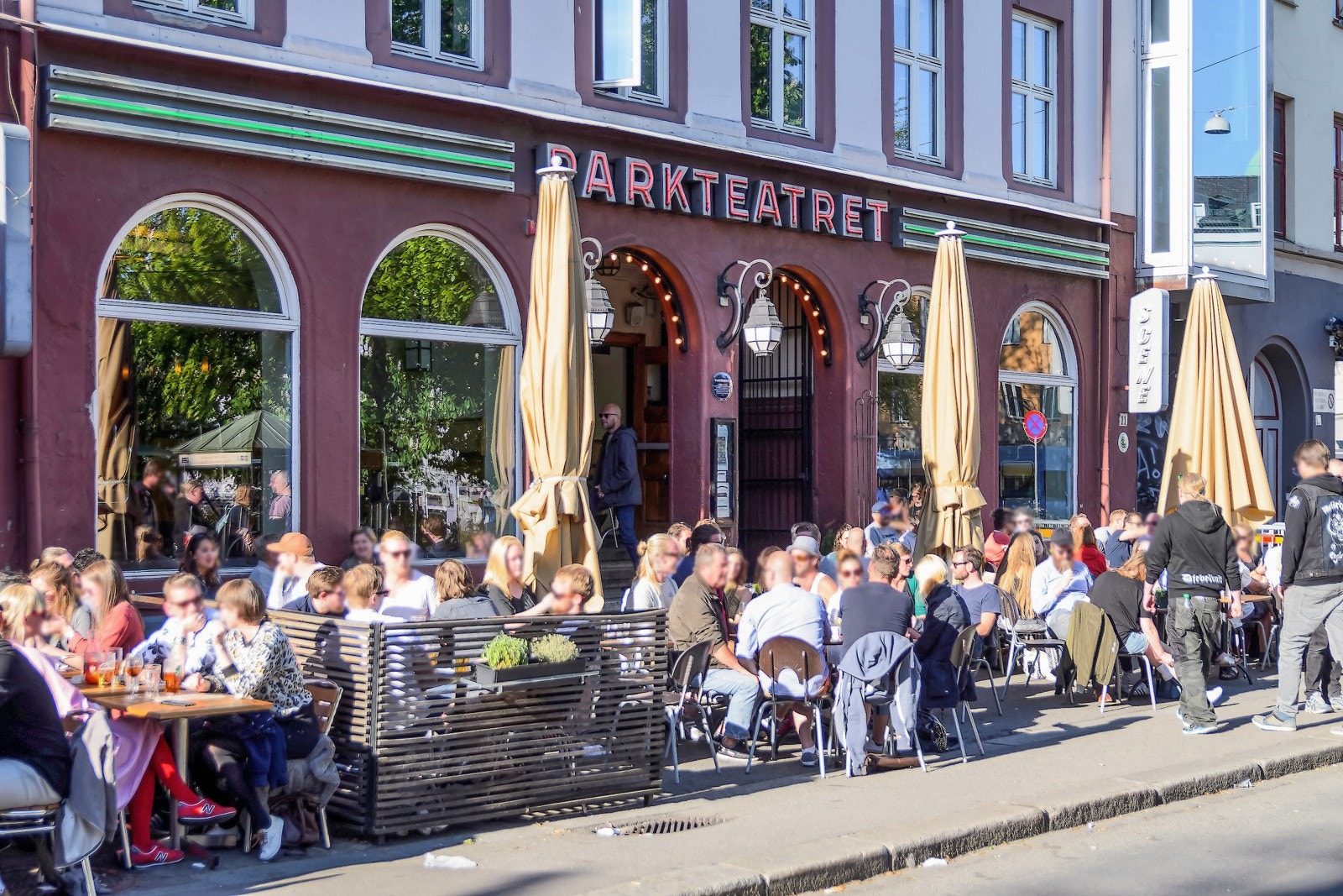 Grünerløkka har mange spisesteder med flotte uteserveringer sommerstid. Galleribilde