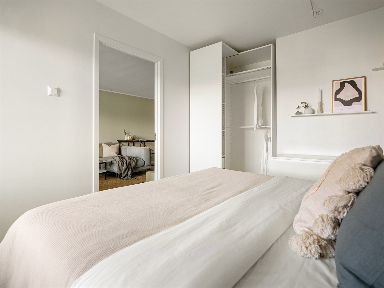 På rommet får du også plass til garderobe eller kommoder. Galleribilde