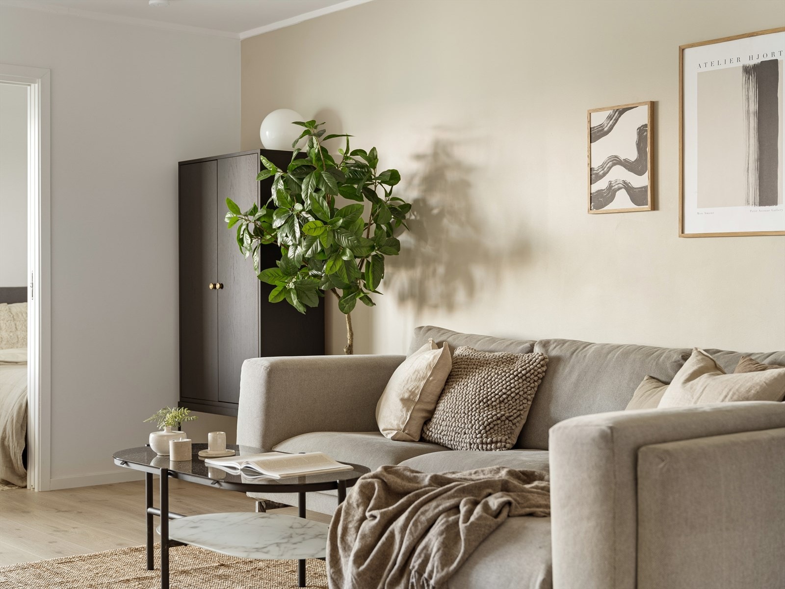 Det er plass til en stor sofa, sofabord, tv og tilhørende mediemøblement. Mellom stue og kjøkken har du også plass til et spisebord. Galleribilde