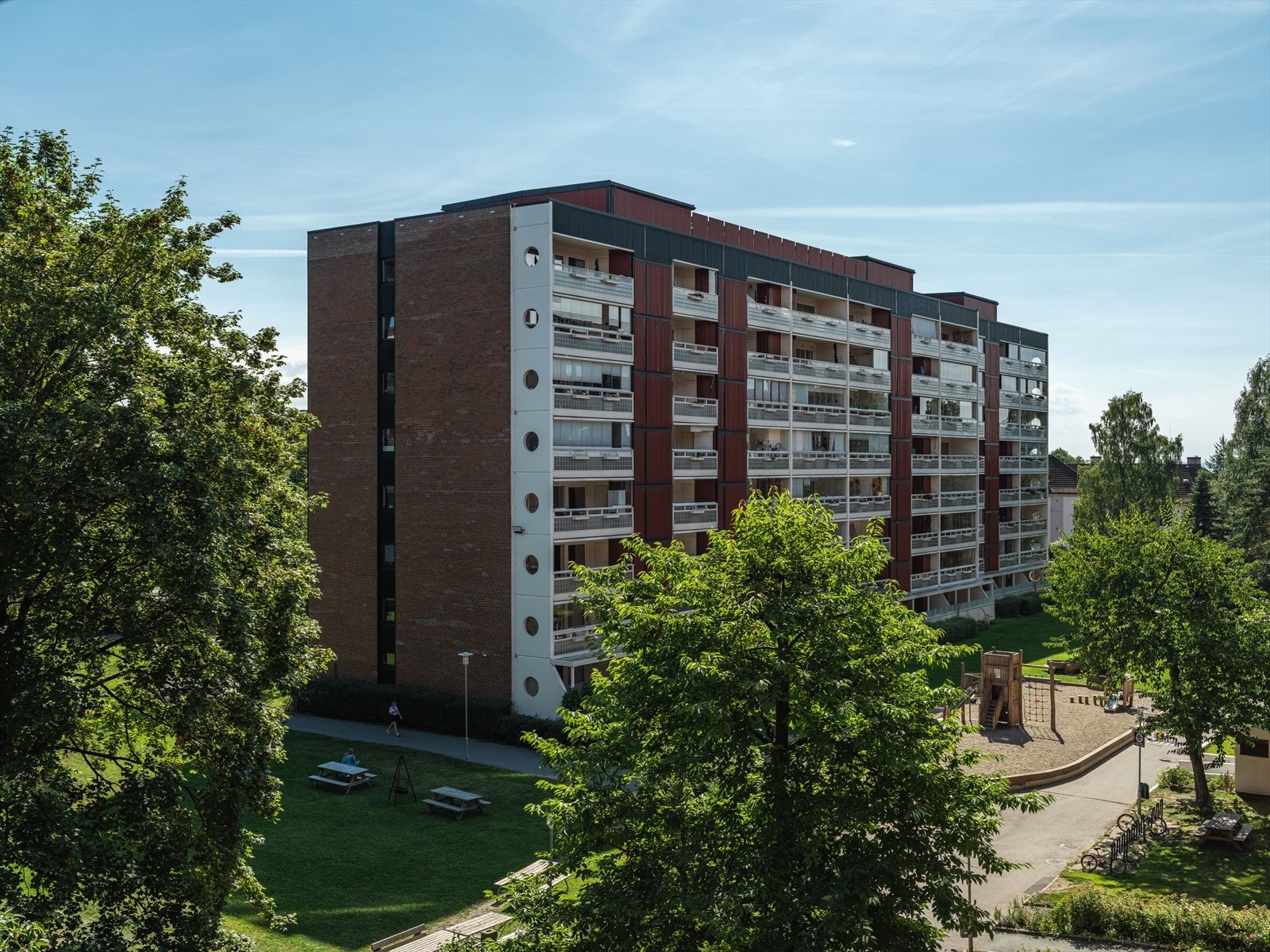 Bilde av fasade på tilsvarende bygg før fasade rehabiliteringen ble satt i gang. Galleribilde