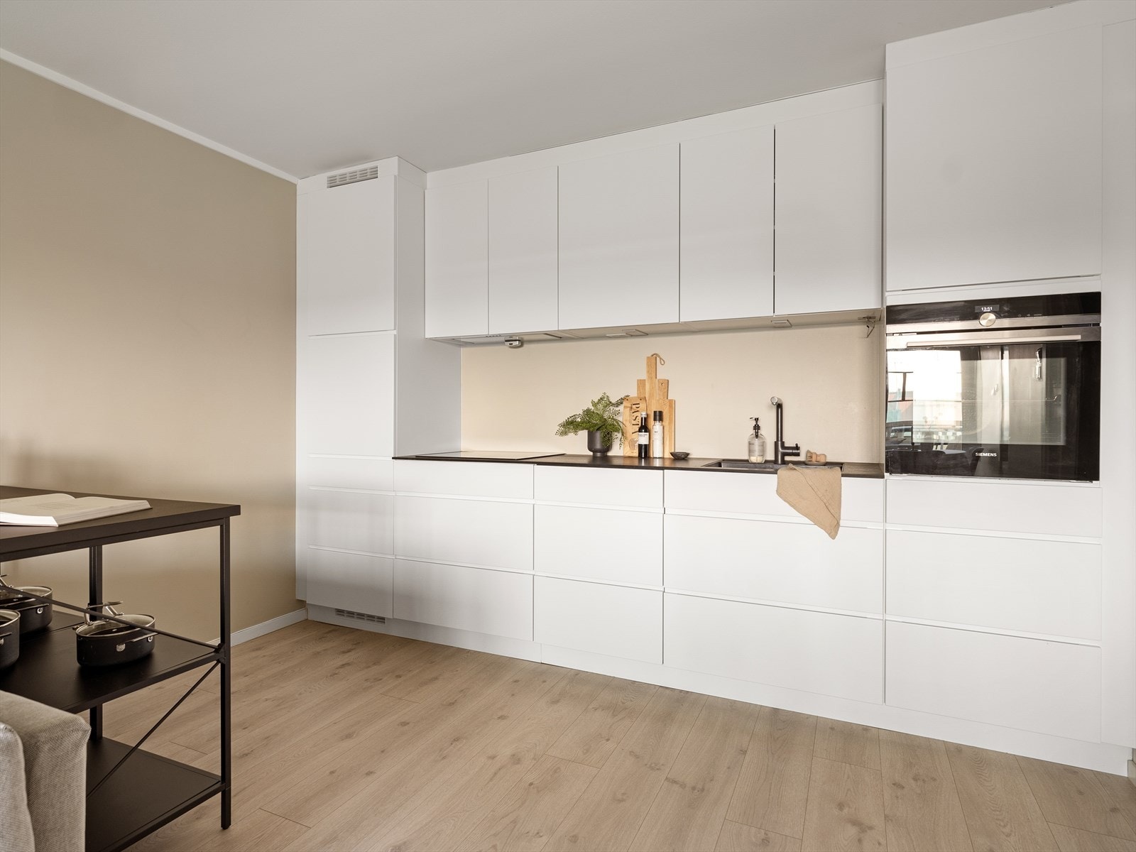 Kjøkkenet blender seg nydelig sammen med stuen. Galleribilde