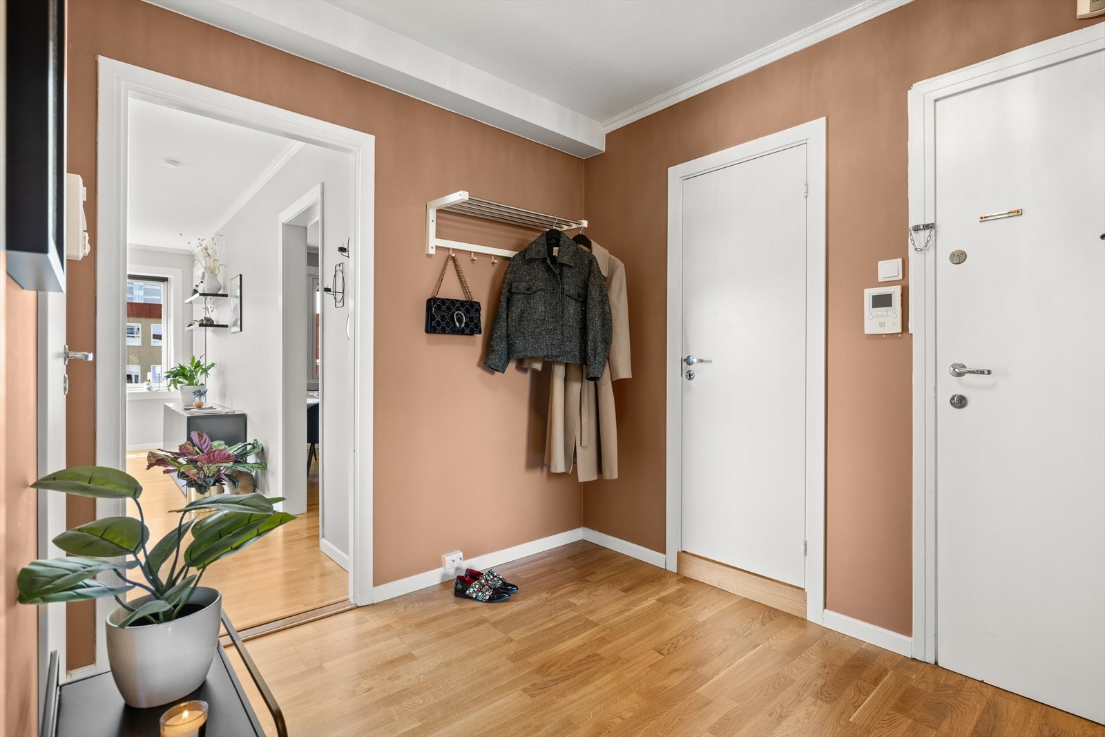 Innbydende entrè med direkte adkomst til wc, bad og stue Galleribilde