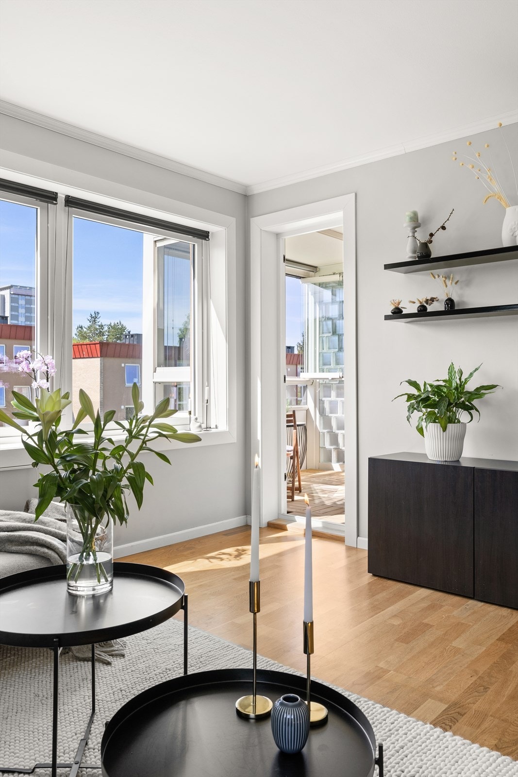 Store vindusflater gir rikelig med naturlig lys inn. Nye vinduer i 2022 Galleribilde