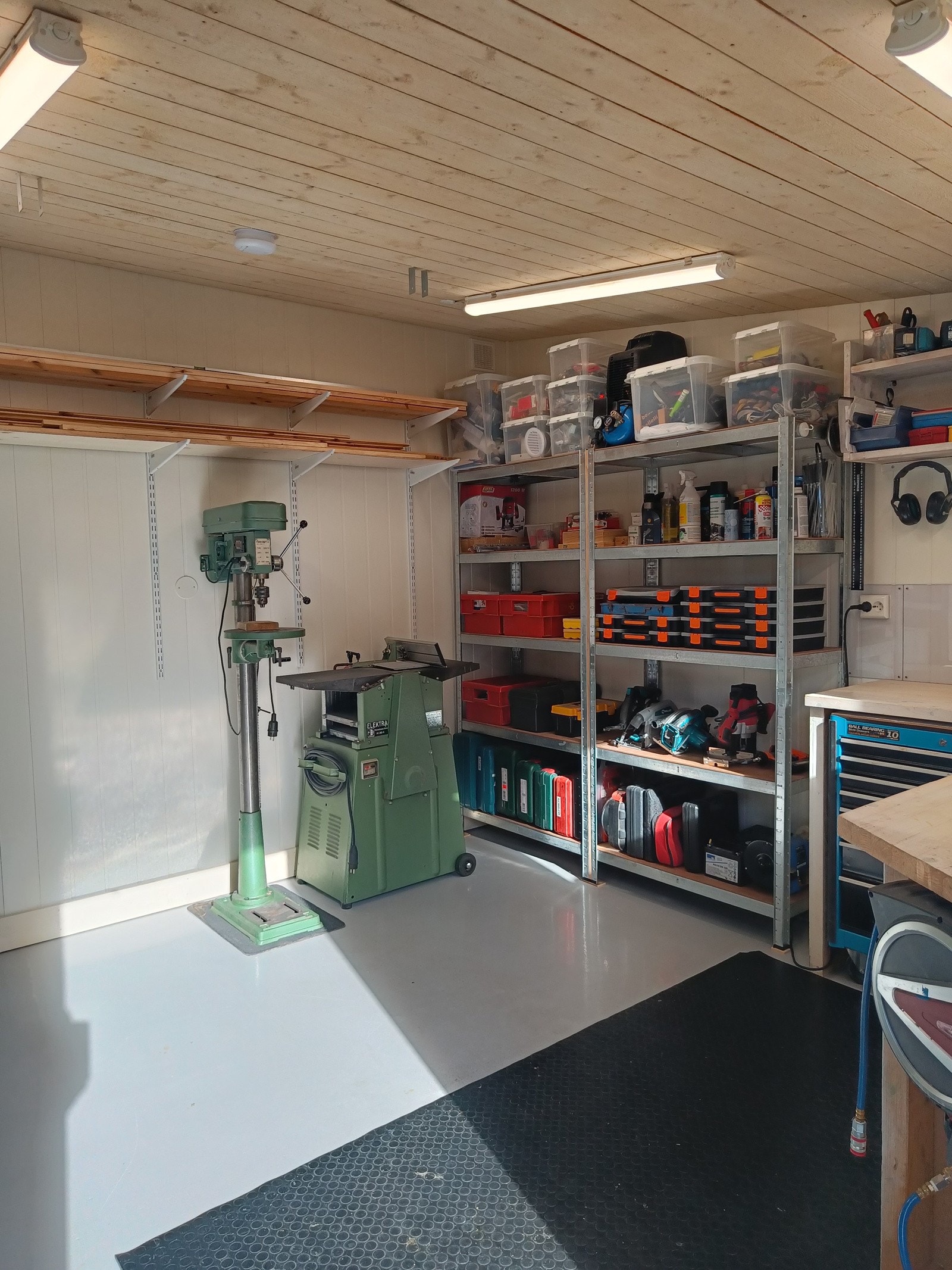 Hageboden er kledd med smartpanel på vegger og støpt dekke m/ varmekabler i gulv - benyttes p.t. som bod/verksted. Galleribilde