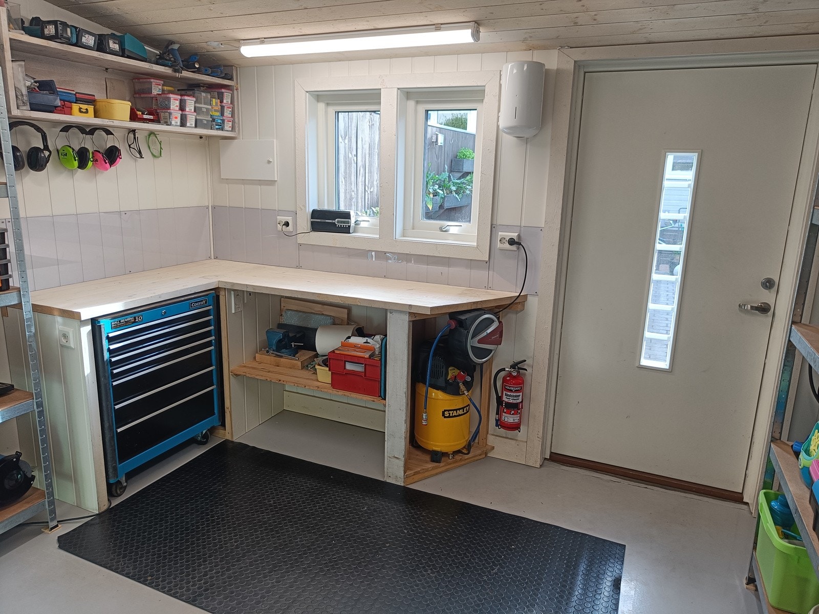 Hageboden er kledd med smartpanel på vegger og støpt dekke m/ varmekabler i gulv - benyttes p.t. som bod/verksted. Galleribilde