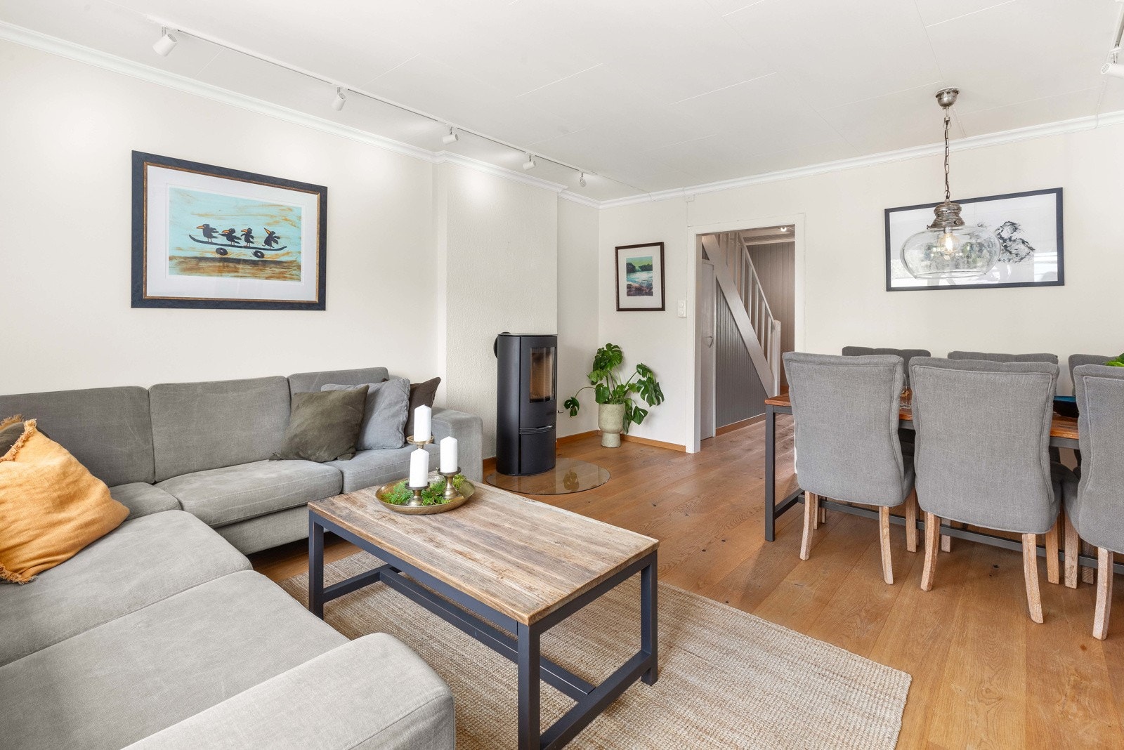 I stuen er det plass både til sofagruppe og spisestuemøblement. Galleribilde