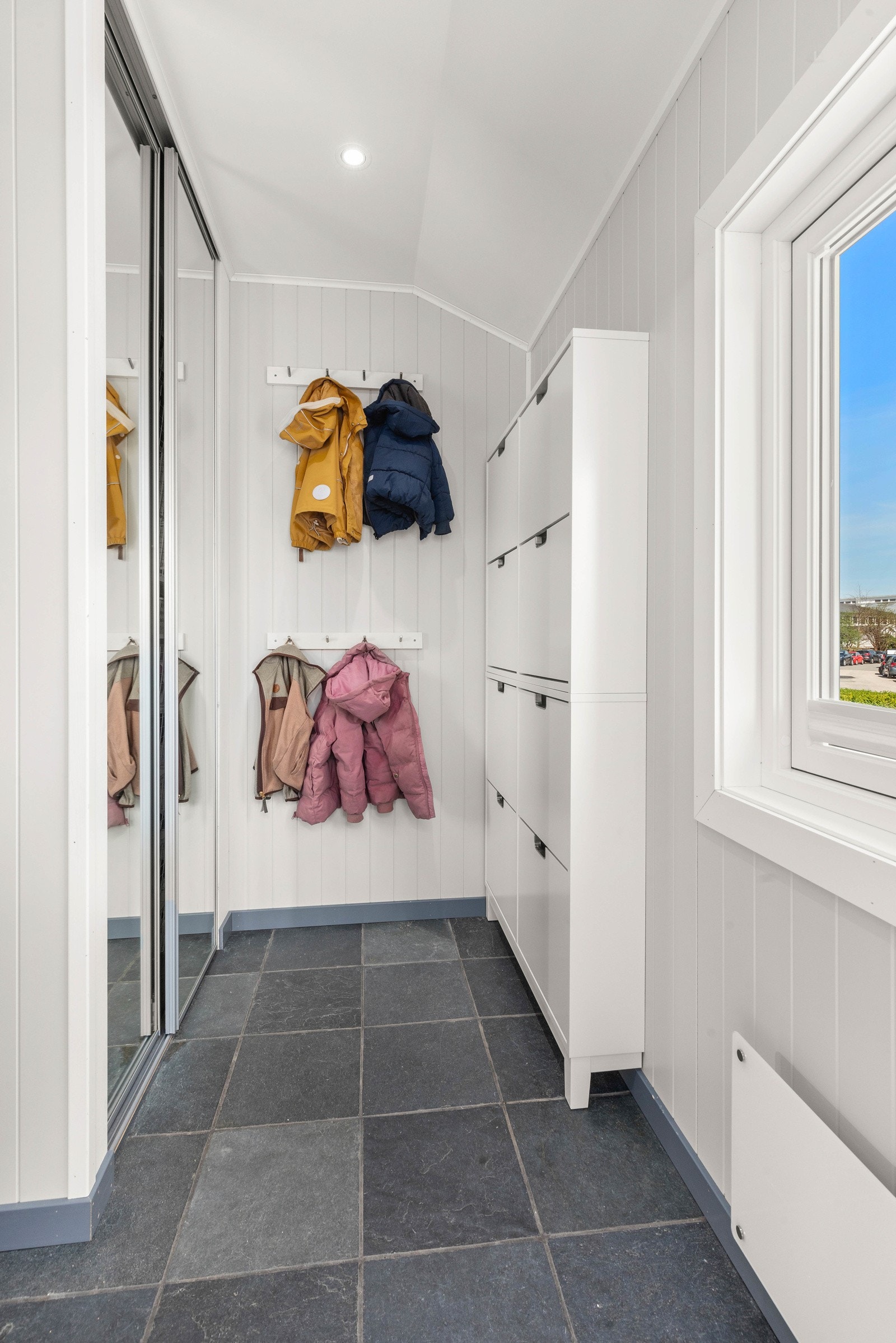 Yttergang med skyvedørsgarderobe. Galleribilde