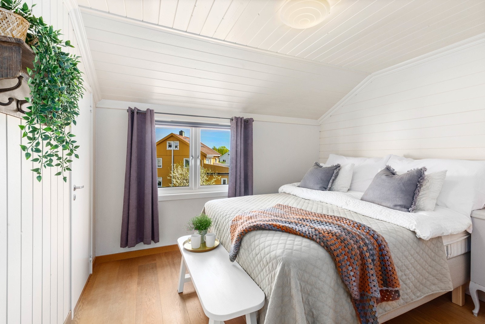 Hovedsoverom (med fast trapp opp til bortsetningsloft). Galleribilde