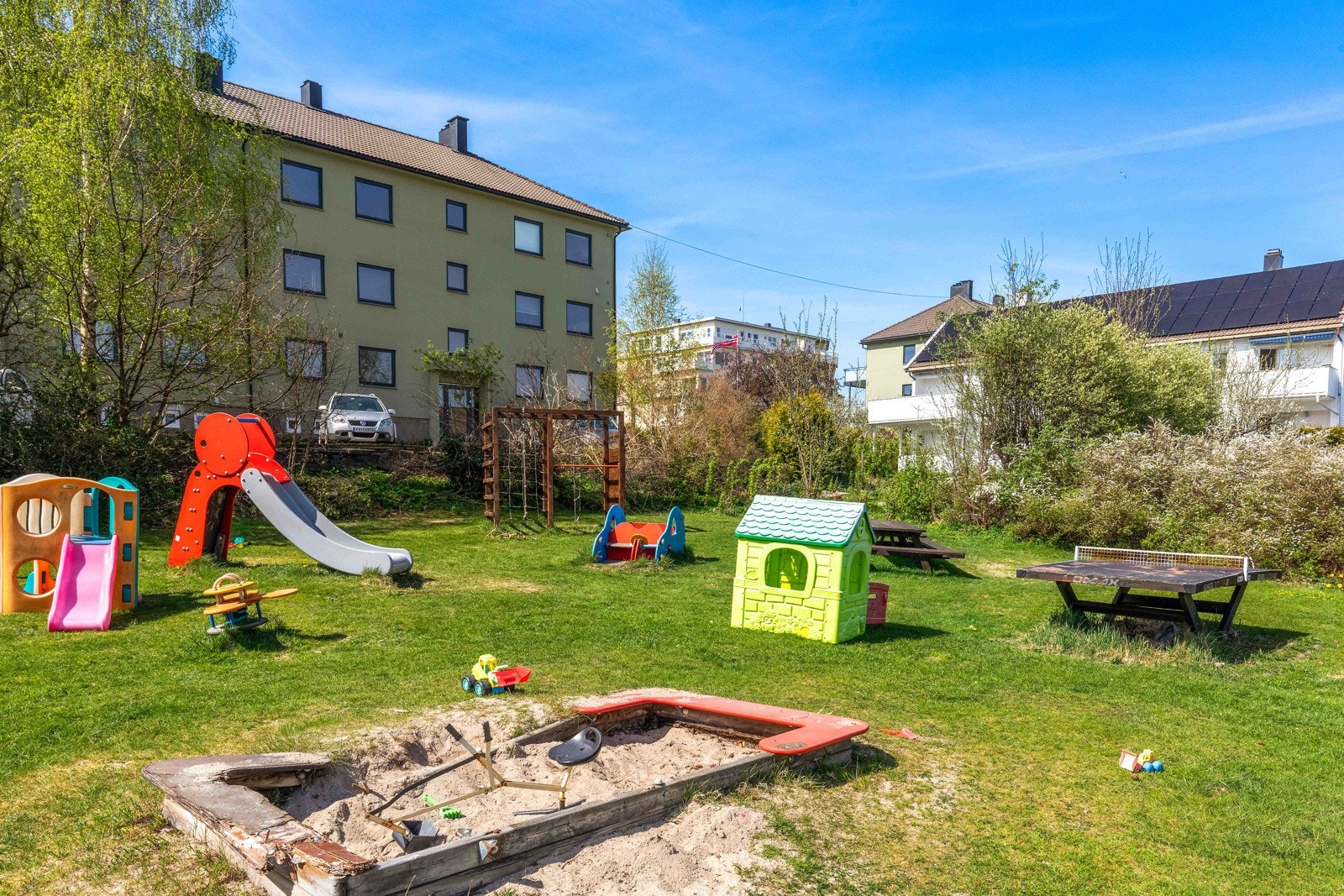 Lekeplass og friareal i umiddelbar nærhet. Galleribilde