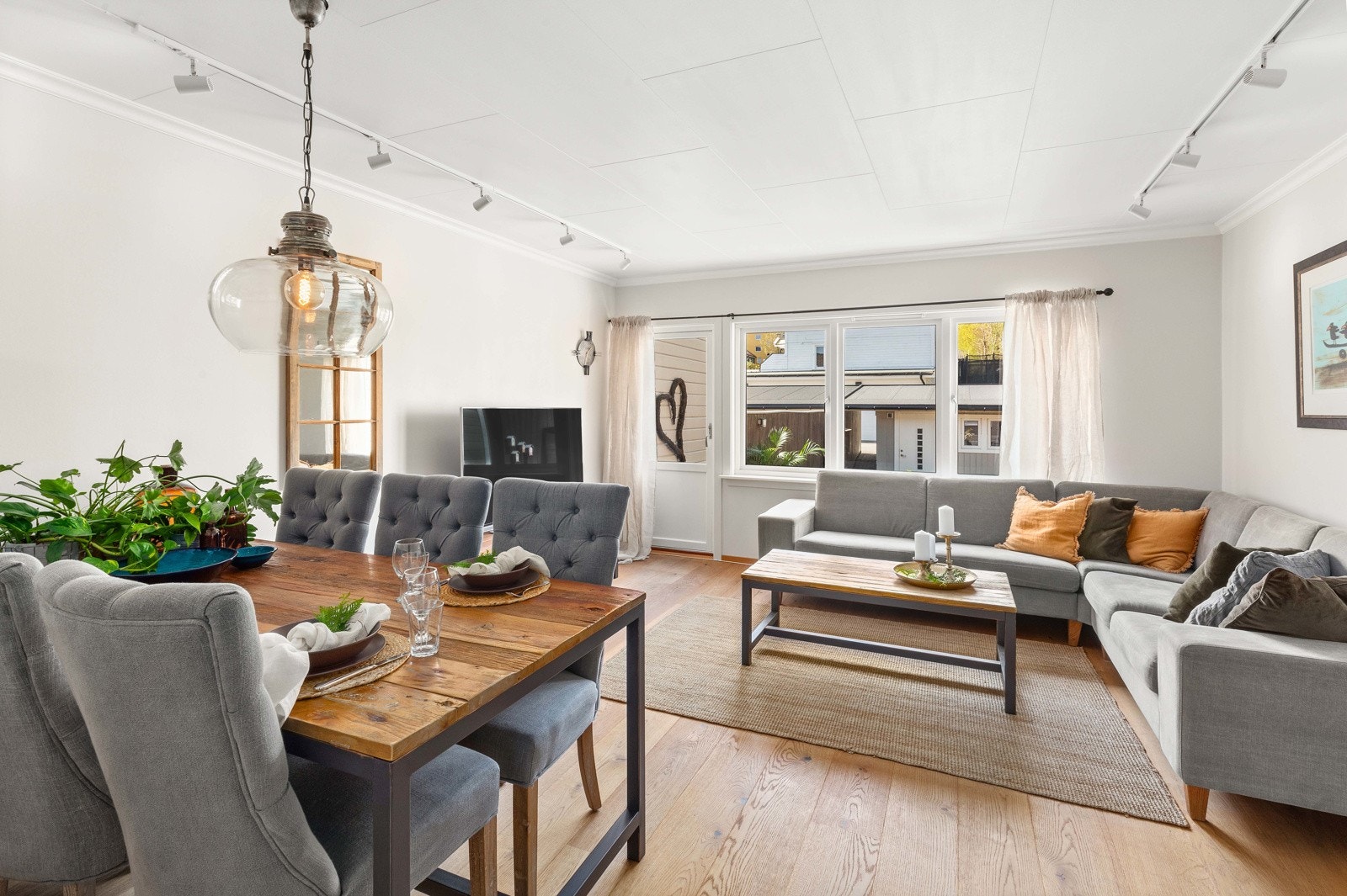 Stue med utgang til det hyggelige utearealet. Galleribilde