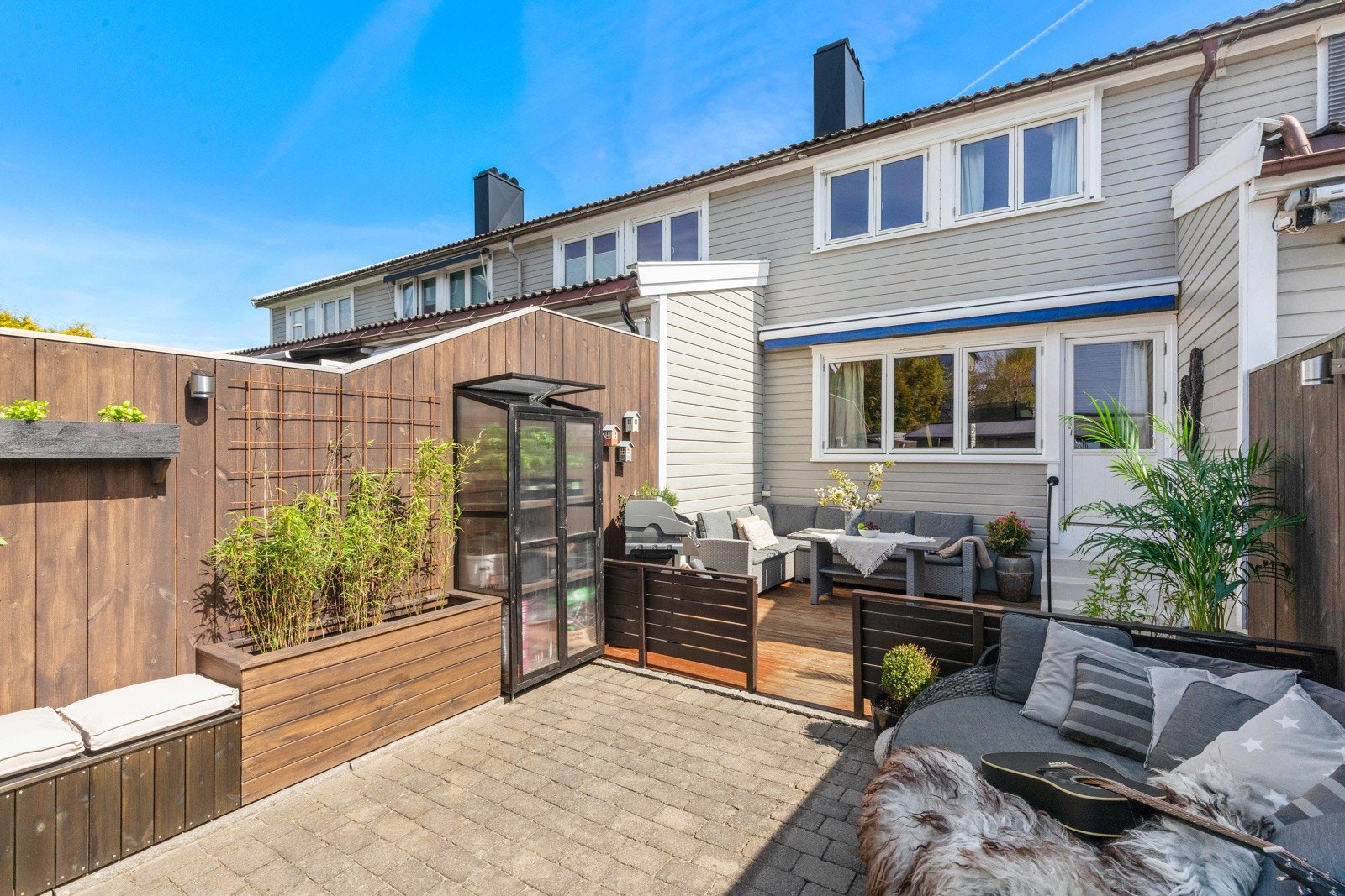 God plass til flere sittegrupper, beplantning, grill etc. Galleribilde