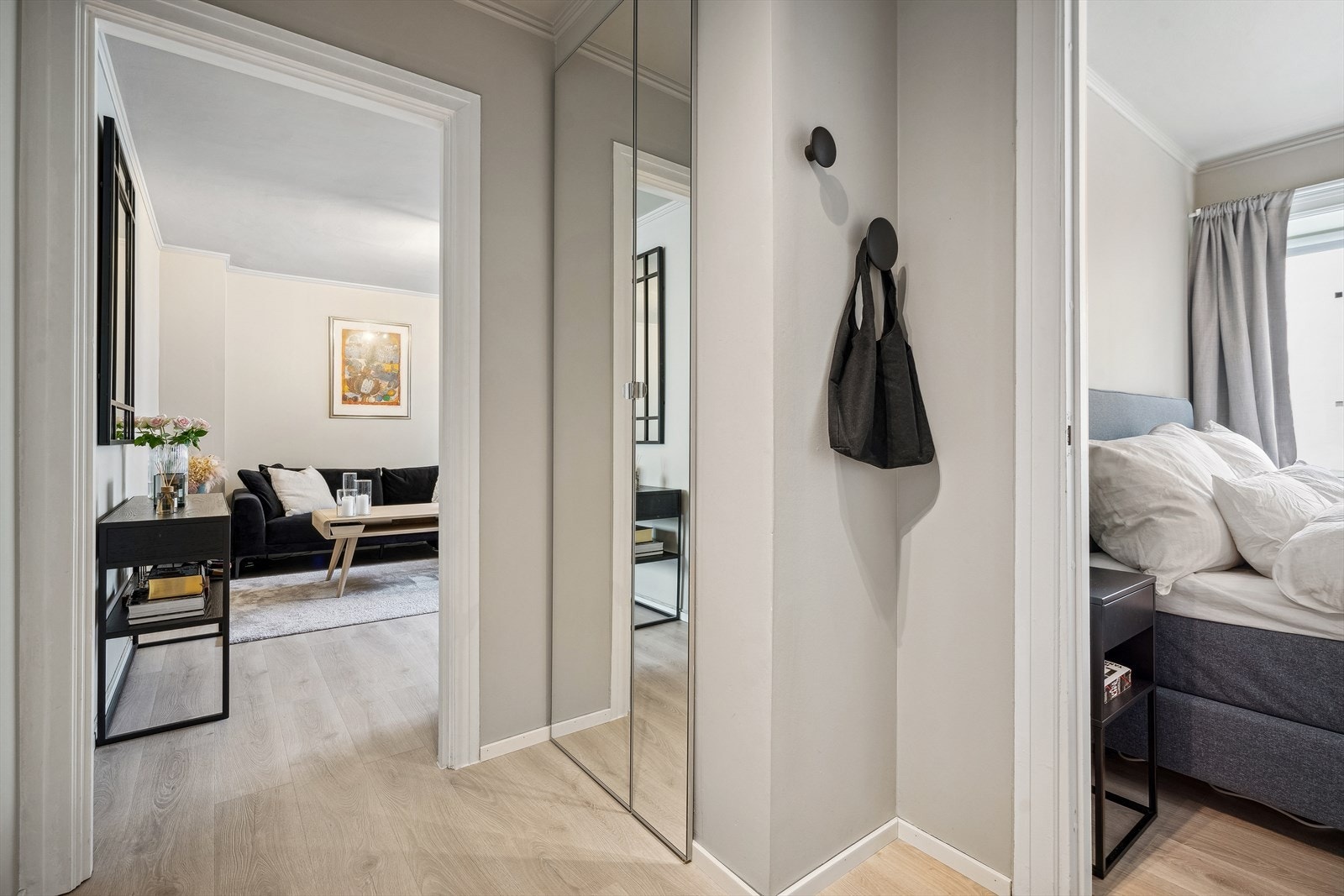 Praktisk korridor med tilgang til flere rom og stilig speil Galleribilde