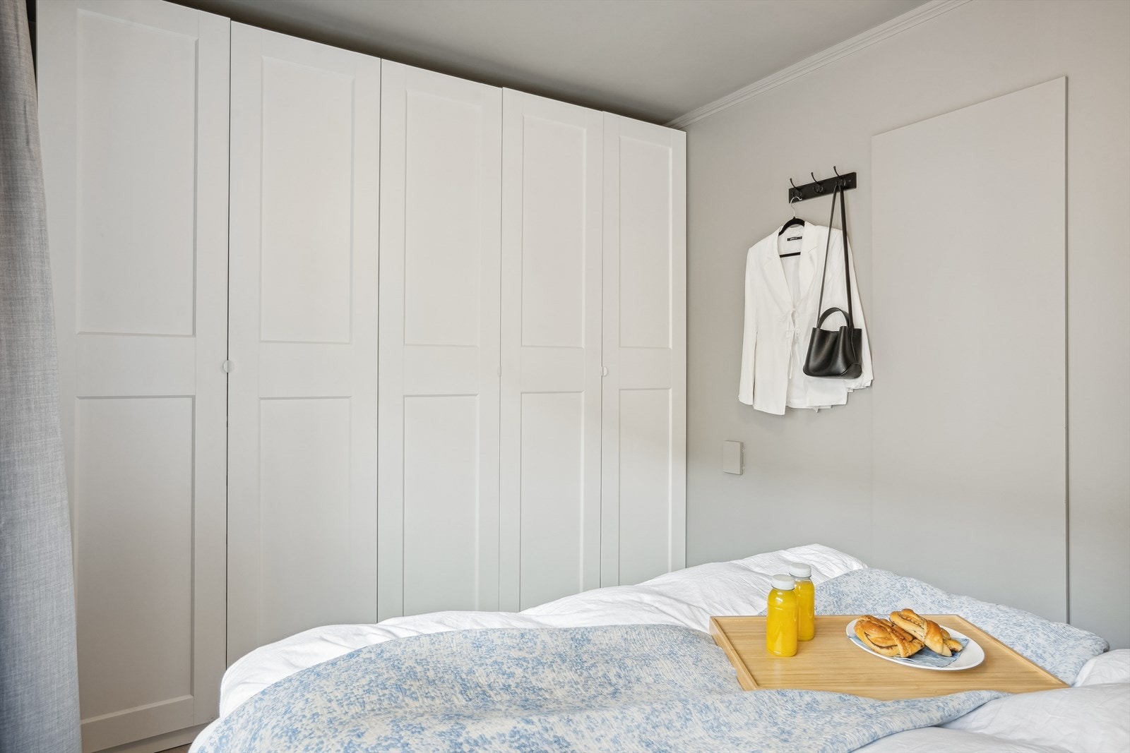 Soverom med stor garderobe og elegant interiør Galleribilde