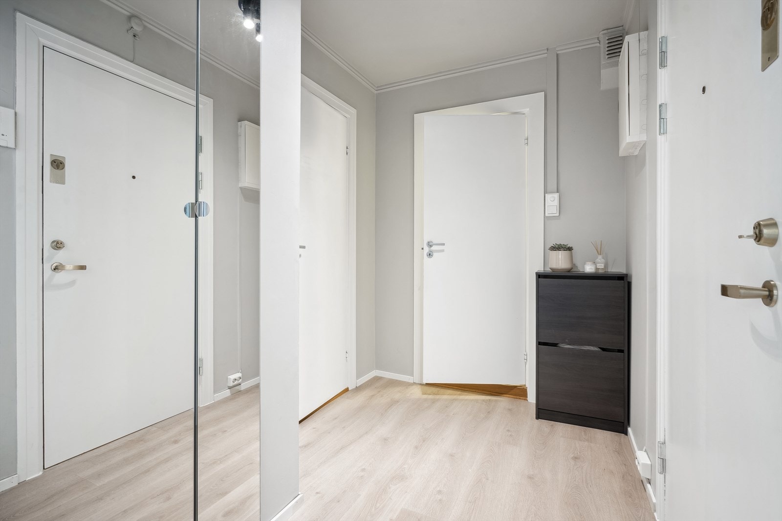 Inngangsparti med god plass og minimalistisk stil Galleribilde