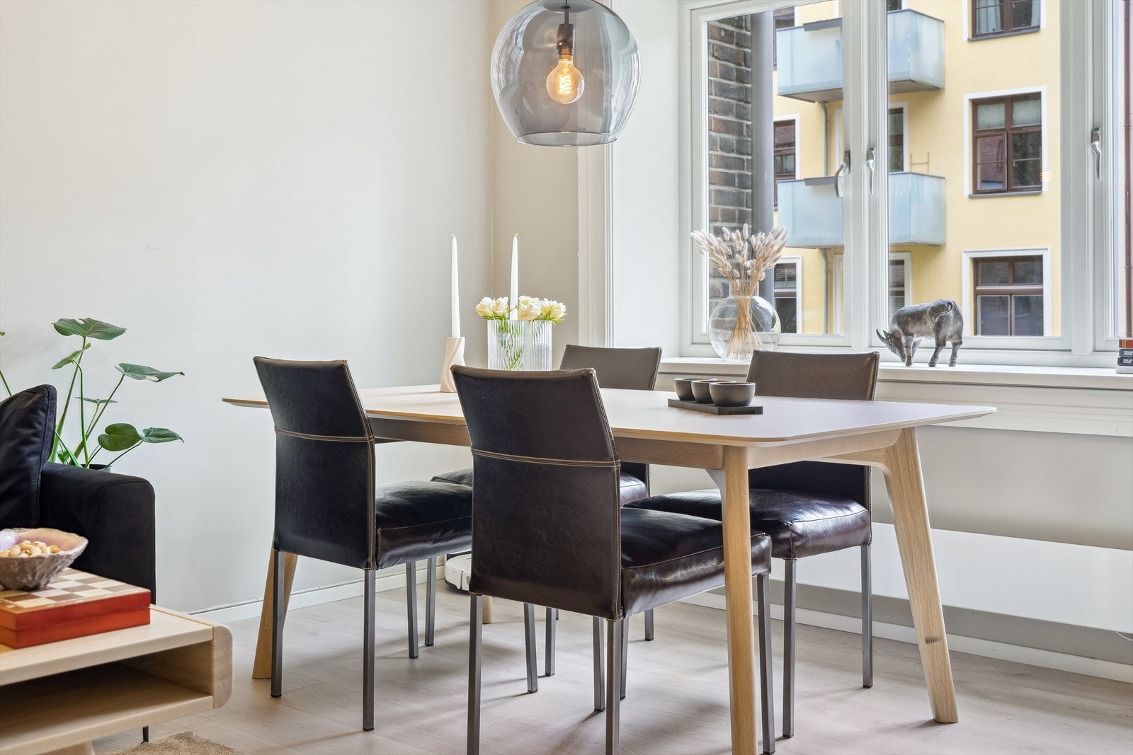 Åpent spiseområde med moderne detaljer og god plass Galleribilde