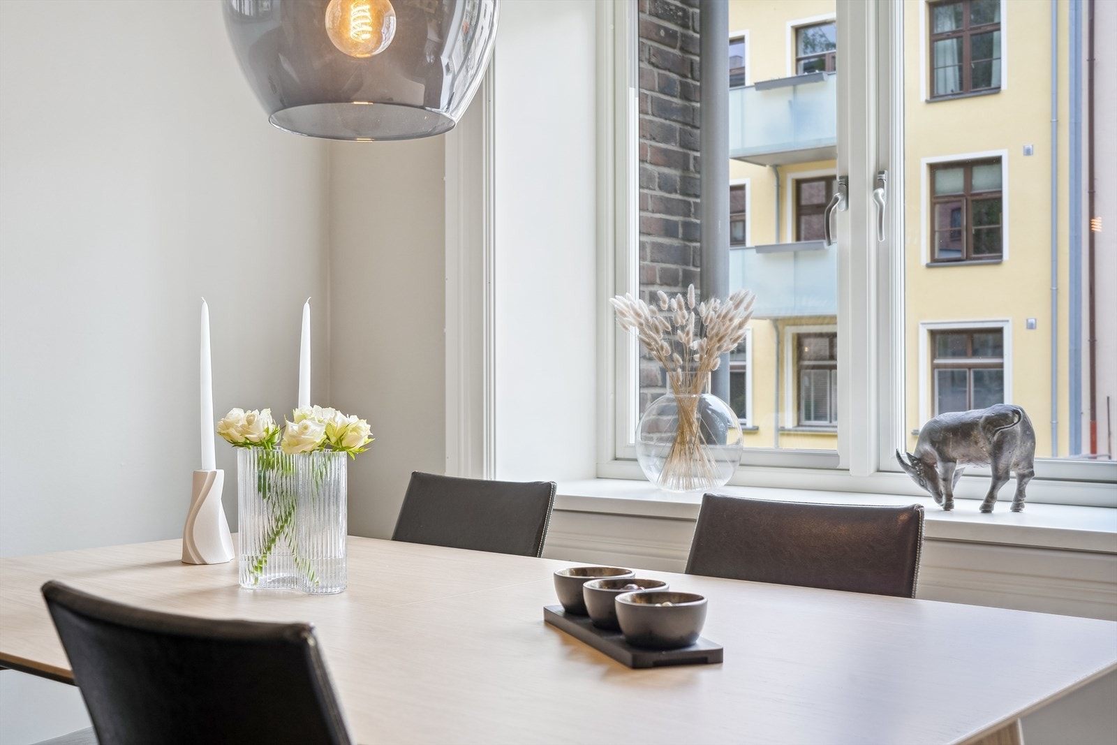 Lyst spisebord med utsikt mot rolig gate Galleribilde