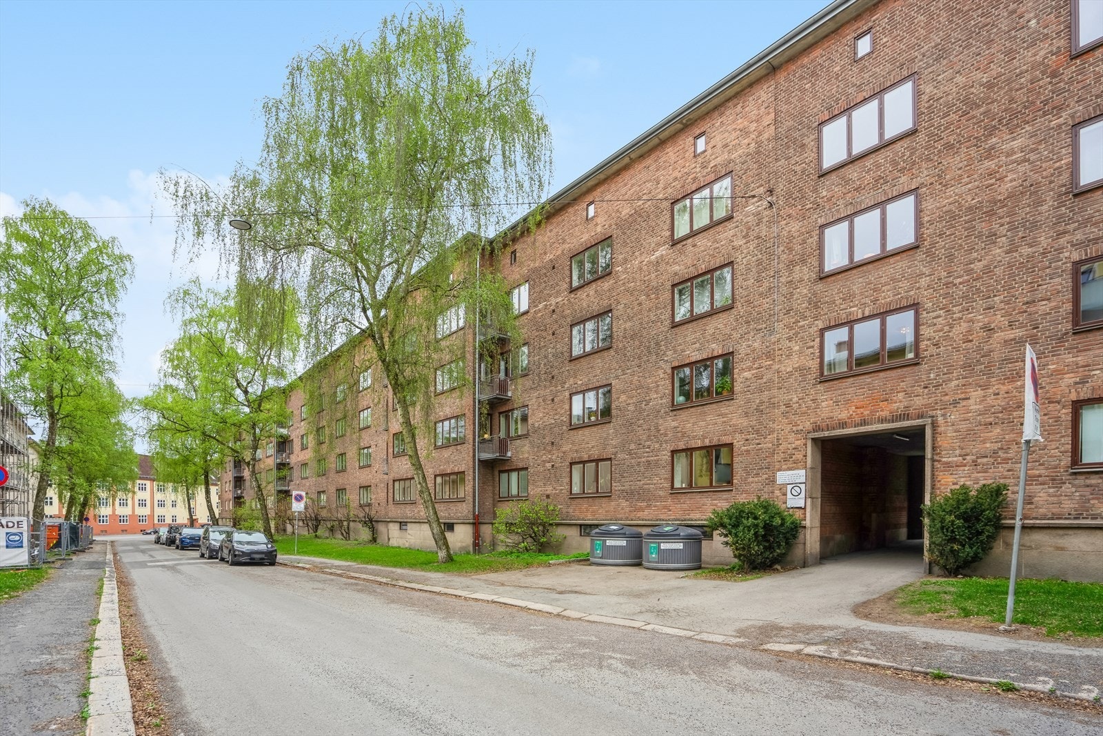 Tradisjonelt murbygg med praktisk inngangsparti Galleribilde