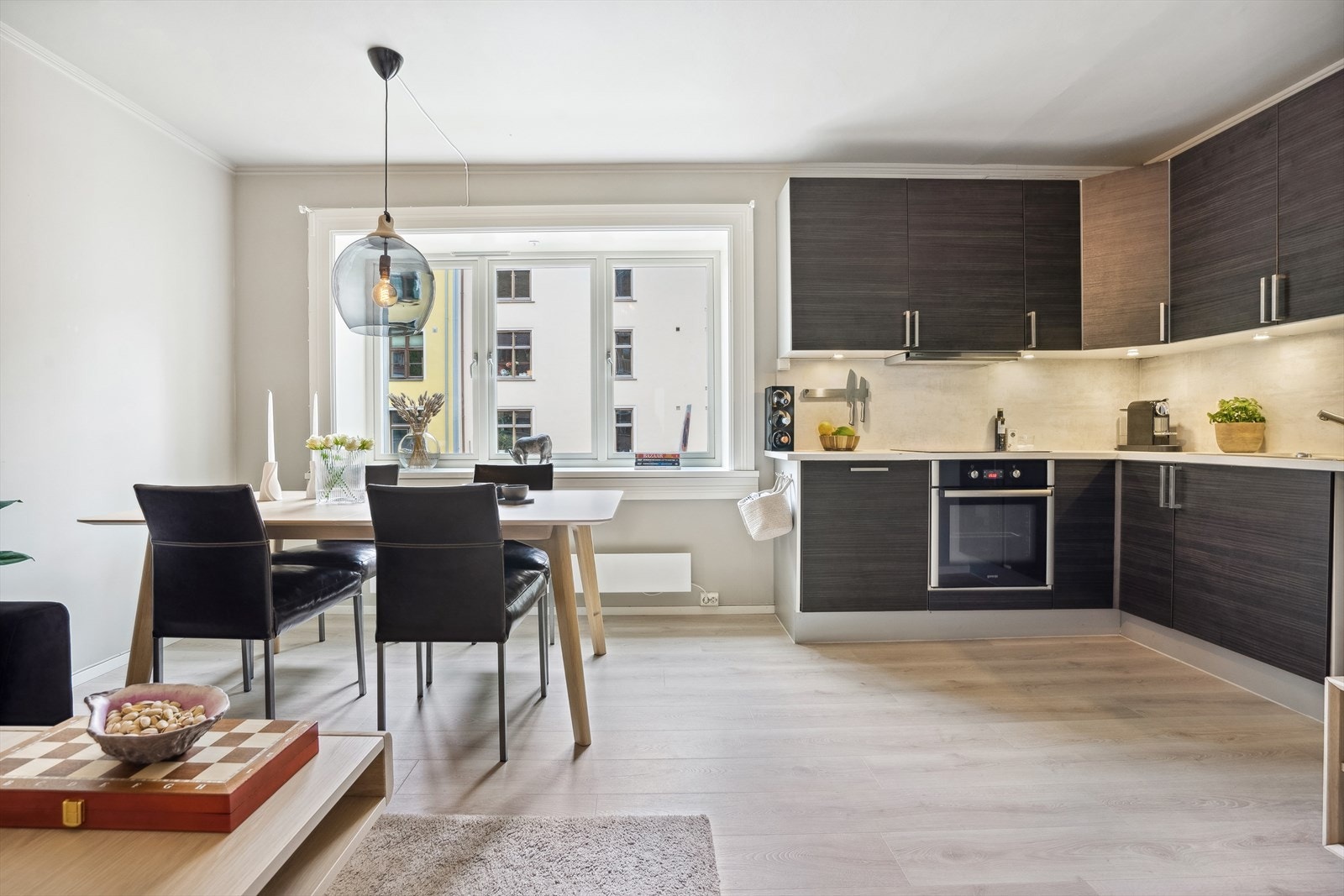 Funksjonelt kjøkken med god arbeidsflate og moderne apparater Galleribilde