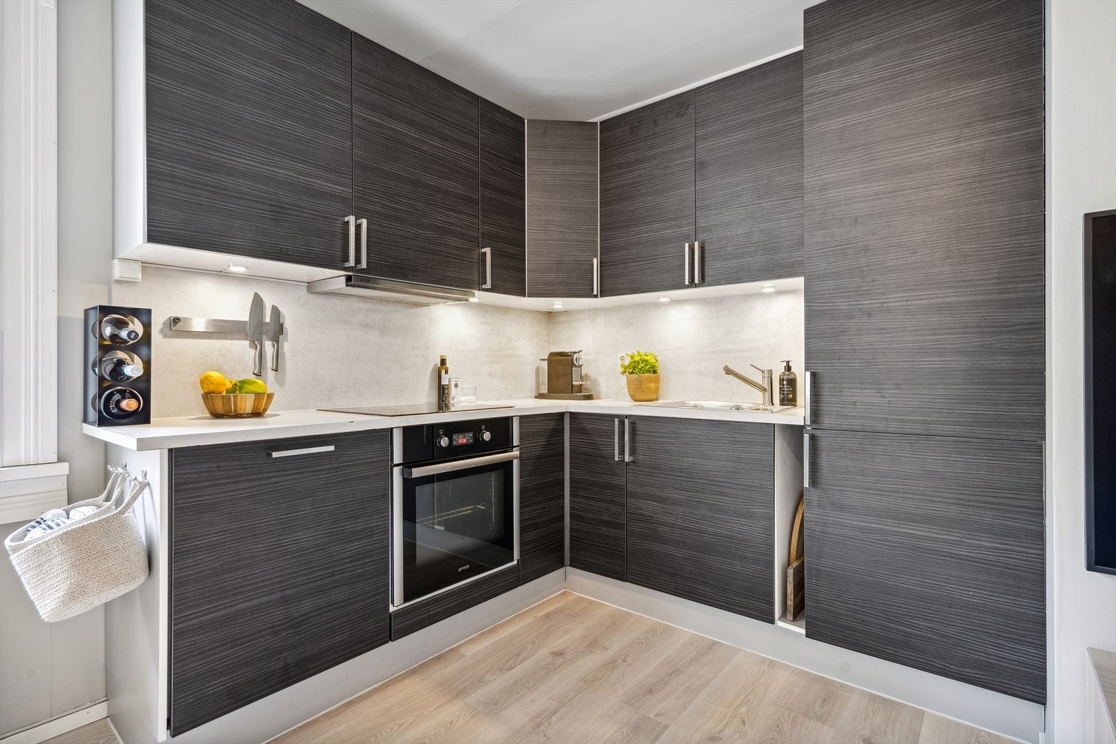 Praktisk kjøkken med moderne fasiliteter og god belysning Galleribilde