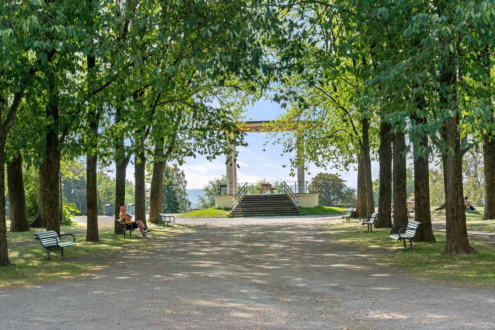 Rolig parkområde ideelt for rekreasjon og avslapning Galleribilde