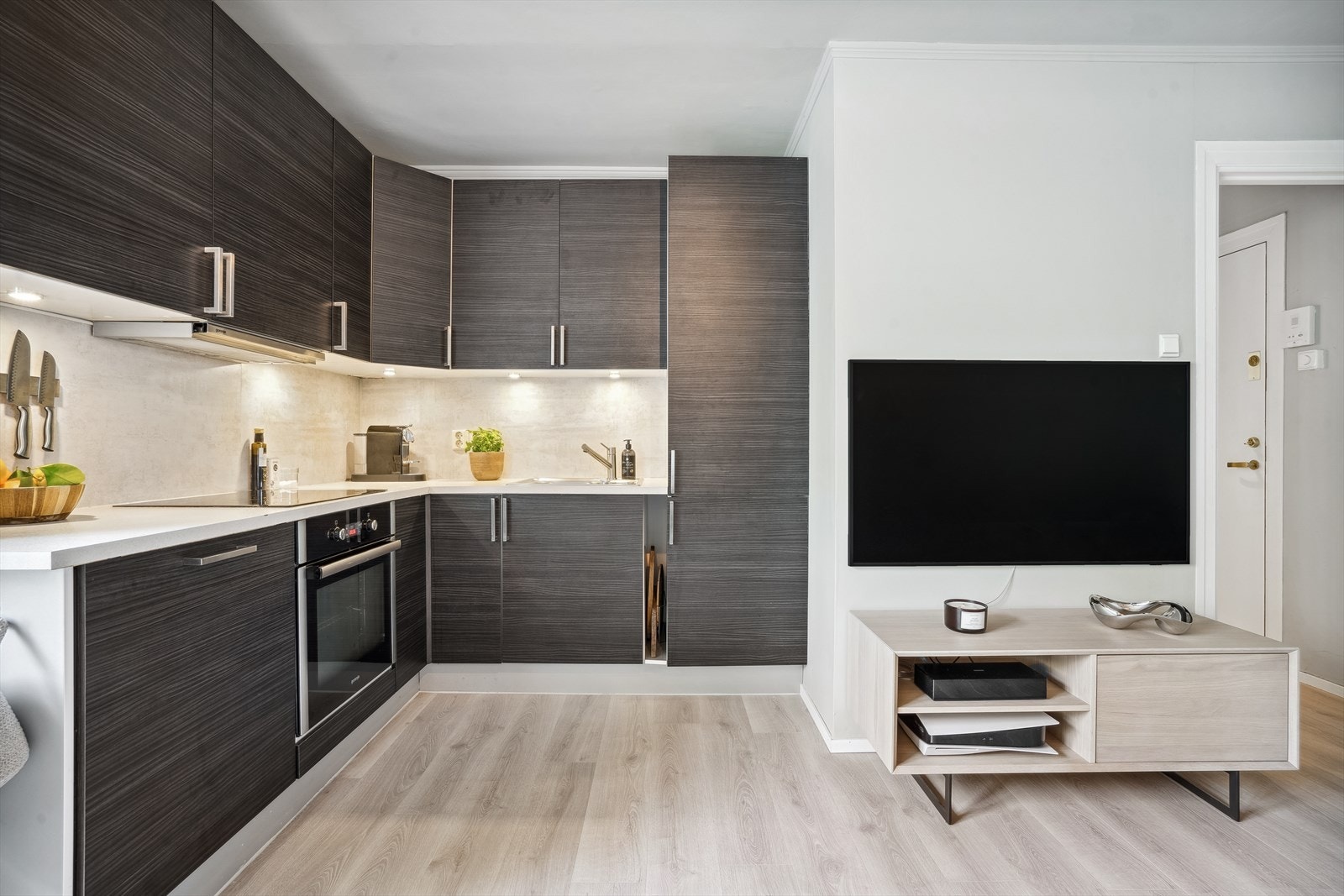 Moderne kjøkken med stilfulle overflater og kvalitetsutstyr Galleribilde