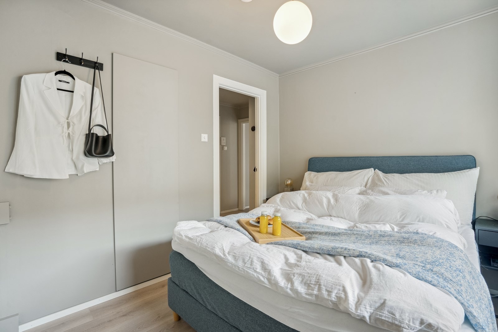 Komfortabelt soverom med stor seng og moderne dekor Galleribilde