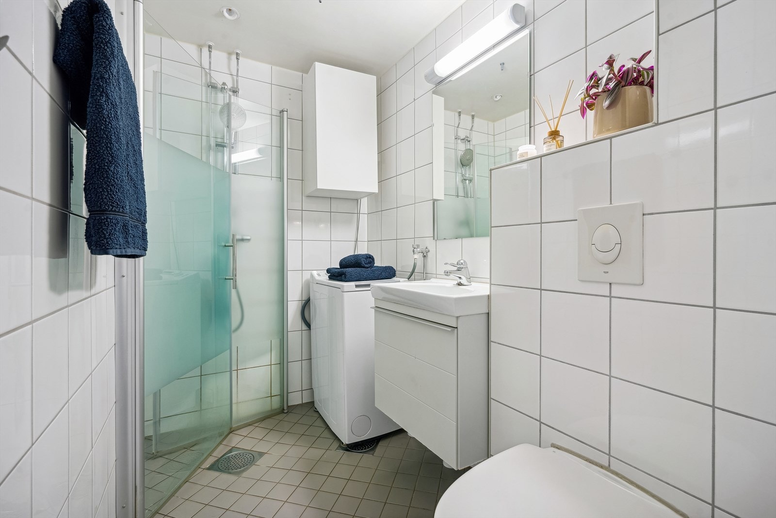 Delikat bad med dusj og moderne fasiliteter Galleribilde