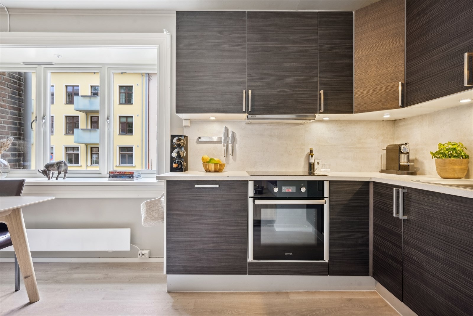 Kjøkken med rikelig lagringsplass og stilren innredning Galleribilde