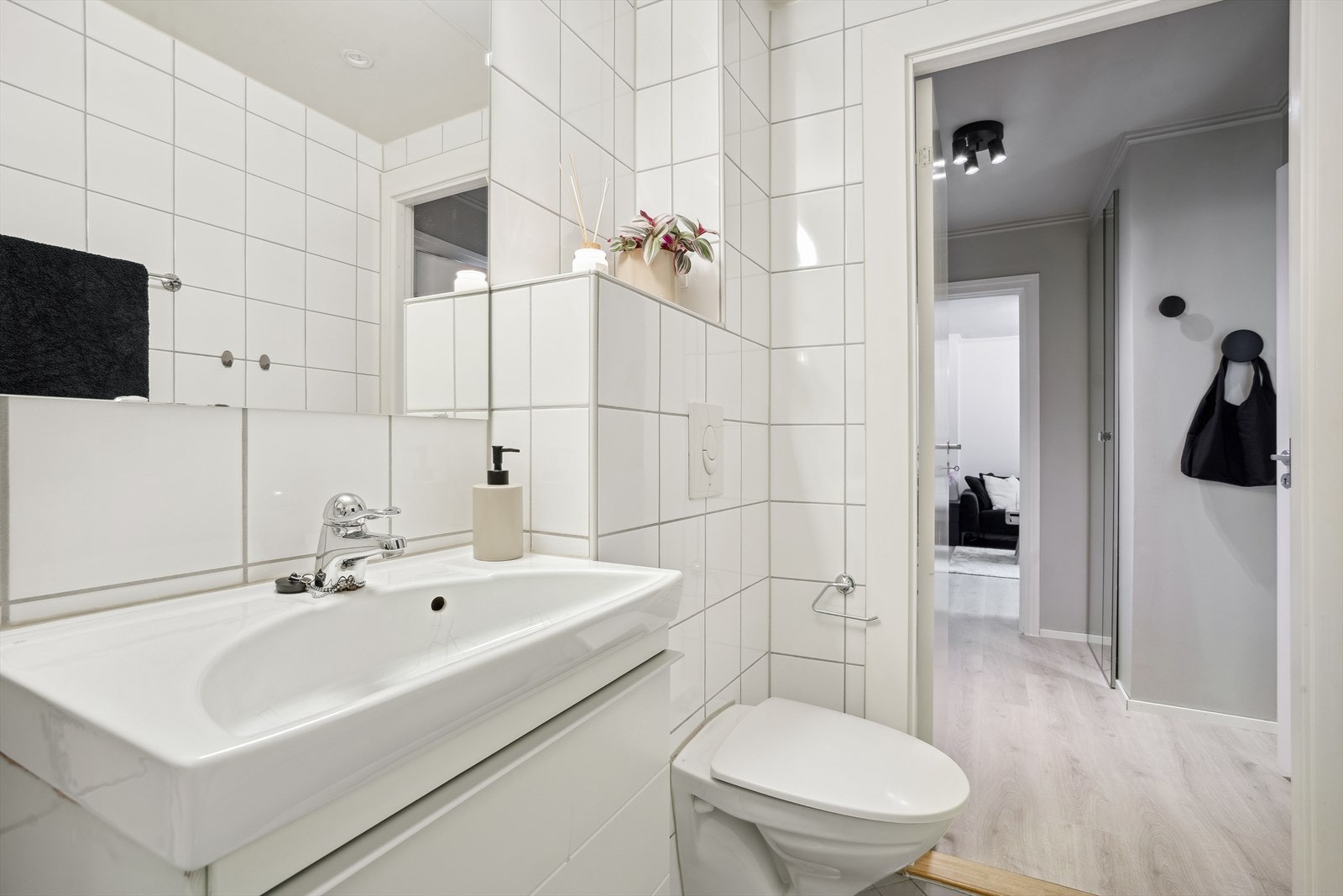 Romslig bad med pent flislagt interiør Galleribilde