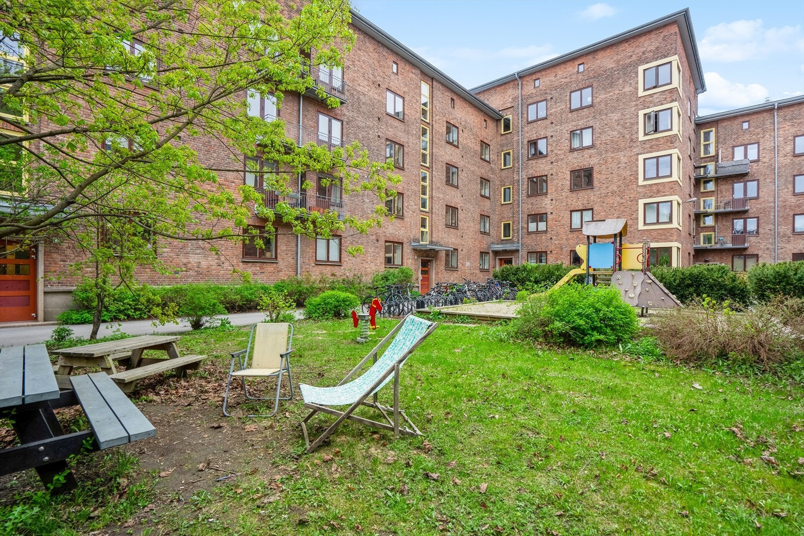 Hyggelig fellesgård med sittegrupper og lekeplass Galleribilde