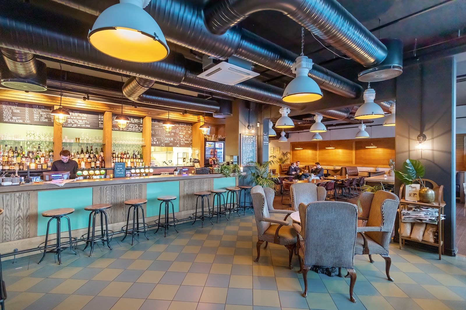 Nærområdet har mange kaféer og serveringssteder Galleribilde