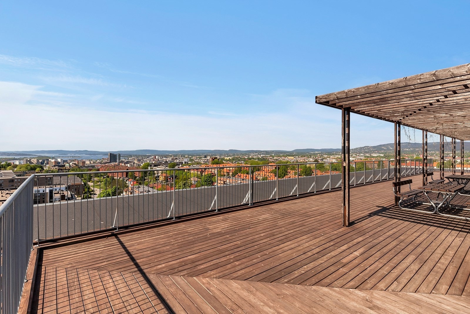 Én trapp opp/heis finner du en enorm takterrasse med felles grill og møbler. Her er det uhindret, vidstrakt utsikt og sol fra morgen til kveld Galleribilde